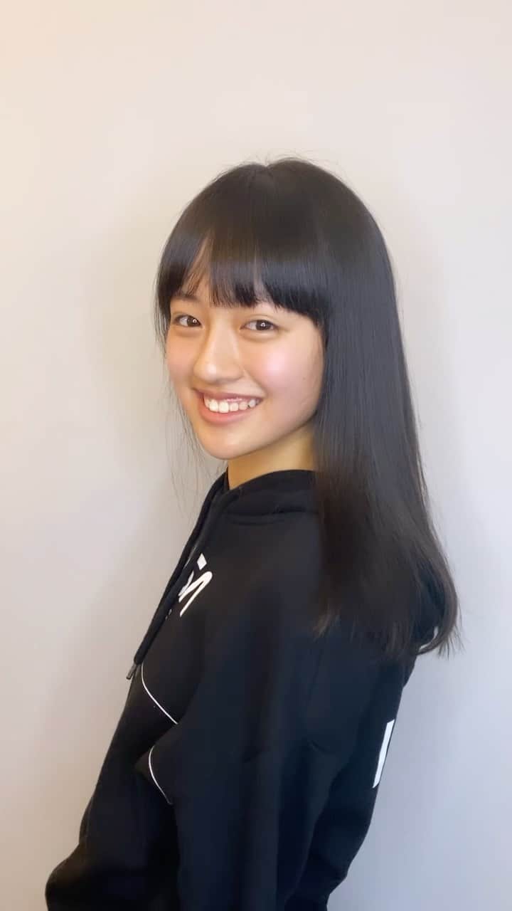 青木大輔のインスタグラム：「ケラスターゼの 新トリートメント "K WATER"がすごいです！ 約30秒でパサつきおさまる。 しかも持続も2〜3週間は キープできるみたい！ … もちろん通常のケラスターゼ トリートメントと組み合わせても 効果増倍です！ … 時間がない時にも出来るから リピーターも増えてます！ 👍🏽👍🏽👍🏽 #上坂樹里 #コウサカジュリ #girl #natural  #cute #beauty #smile #15yearsold  #kwater #tiechel #daisukeaoki #青木ダイスケ #tiechel @tiechel」