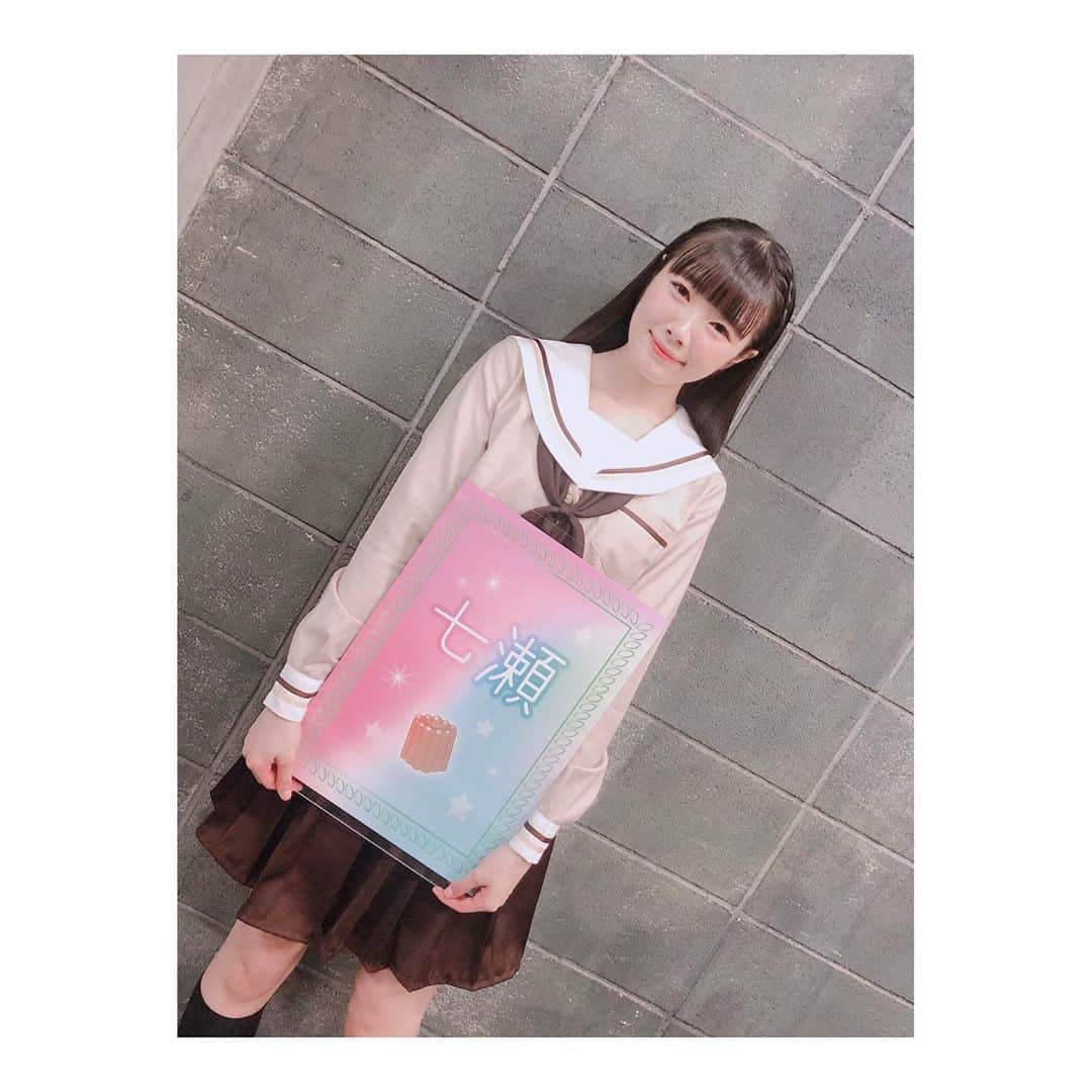 のインスタグラム：「. 10月17日、18日 朗読劇『Bitter swEet.』に 七瀬役として出演させていただきました♡ . . 才能もなく平凡で自分に自身がなく でも、お菓子作りに対する想いや優しさが 人一倍ある子で。 . . 私も共感できる気持ちがたくさんでした。 七瀬ちゃんの想いを込めることを大切にする気持ちを 私もぎゅっと込めて演じさせていただきました。 . . . 七瀬ちゃんは朝陽くんに出会って 一緒に過ごしていくことで少しずつ自信を持てるように 自分を好きになっていけるんですが . 私にとってはファンの皆さんが そういう存在だなぁと改めて感じました。 皆さんがいるからわたしでいれるし、 髙橋麻里に誇りがもてるんです！！！ . いつもありがとう😊😊😊😊 . . . 2日間4公演、来てくださった皆さん ありがとうございました🍫🍫🍫 配信みてくれた皆さんもありがとう！！ . . #朗読劇 #ビタスウィ #セーラー服」