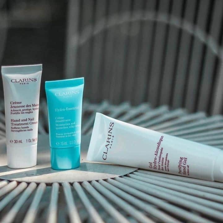 Clarins Italiaさんのインスタグラム写真 - (Clarins ItaliaInstagram)「Mani protette, pelle idratata!⁣ .⁣ .⁣ .⁣ .⁣ .⁣ .⁣ Scopri il kit dedicato alla tua bellezza in questo momento particolare.⁣ Igiene e protezione sono davvero importanti ma la pelle si disidrata con facilità.⁣ Per questo, #Clarins ha pensato a tre prodotti da far scivolare in borsetta perfetti per te: gel idroalcolico detergente mani, crema idratante mani, crema idratante viso per combattere la secchezza dovuta all'uso della mascherina.⁣ Corri in profumeria!⁣ ⁣ Pic 📸 : @irenardella」10月20日 14時34分 - clarinsitalia