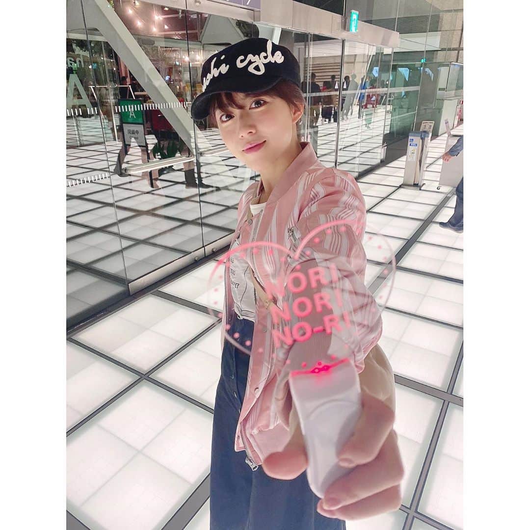 小池花瑠奈のインスタグラム：「今年も、#木梨の音楽会 🤹‍♂️ のりみょんの裸の心から、野猿や屋島美容室など もう…セトリが最高 次々に出てくる豪華ゲストの方々も最高！ この日はお父さんDAYでして 珍しくお休みを取った父と お昼は#スーパーエキセントリックシアター (SET)の舞台。 夜は木梨憲武さんの木梨の音楽会 を観に行ったのでした。 SETの舞台は小さな頃から家族でよく観に行っています。 小倉さんのお芝居が毎年おちゃめ過ぎて笑ってしまう🐶 今年ならではの題材で楽しかったなぁ たくさん笑って楽しい一日なのでした。 #木梨の会 #世界中がフォーリンラブ #鑑賞day」