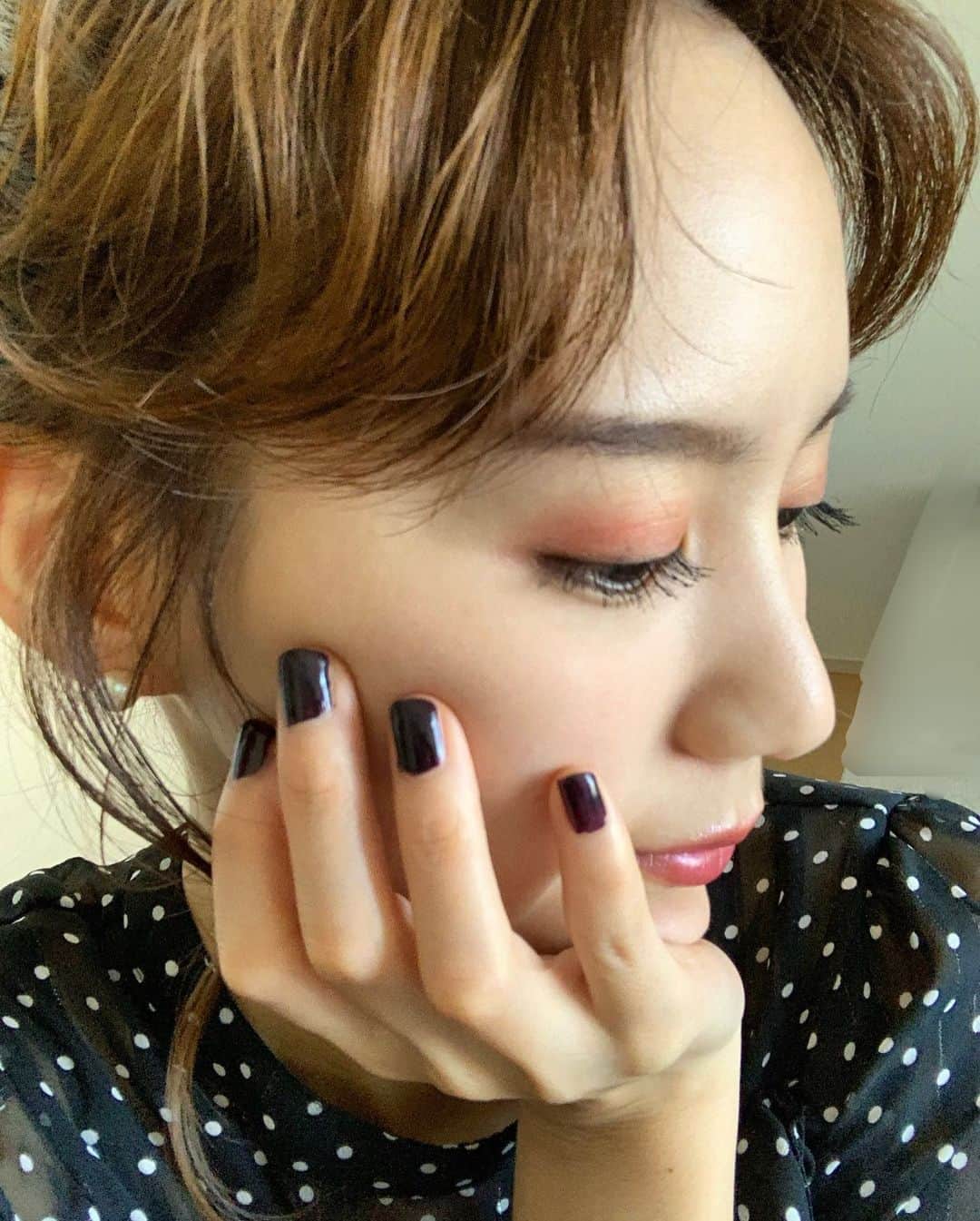 宮内ひかるのインスタグラム：「🌿  @kohgendo_official  クリスマスコフレを使用したメイク💄  下地はファンデのじゃまにならないようにALLIEの顔用、無色透明なものを  ファンデーション: マイファンスィーグロスフィルムファンデーション  チーク、アイシャドウ: マイファンスィーミネラル2-WAYカラー （チークカラー・アイカラー）  マスカラ: マイファンスィーロングラッシュトリートメントマスカラ  フェイスパウダー: マイファンスィーカシミヤブレンドパウダー  リップ: マイファンスィーリップスティック RD04/カシスレッド  #江原道　#クリスマスコフレ　#クリスマスコフレ2020 #マイファンスィー」