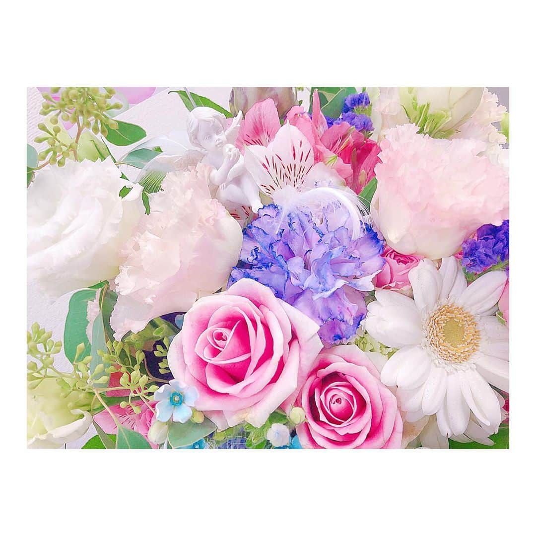 高橋麻里さんのインスタグラム写真 - (高橋麻里Instagram)「. ファンの皆さんから お花をいただきました☺️💐 . . すっごくくくくかわいいいい！ 優しい色味できれいで癒されました♡ . お花がきらきらしてたり 羽があったり天使ちゃんがいたり👼 . . . 今もお家にかざっています！！ . 素敵なプレゼント本当にありがとうございました(´,,•ω•,,｀) . . . #楽屋花 #お花 #ふらわーあれんじめんと #💐」10月20日 14時37分 - takahashimari15