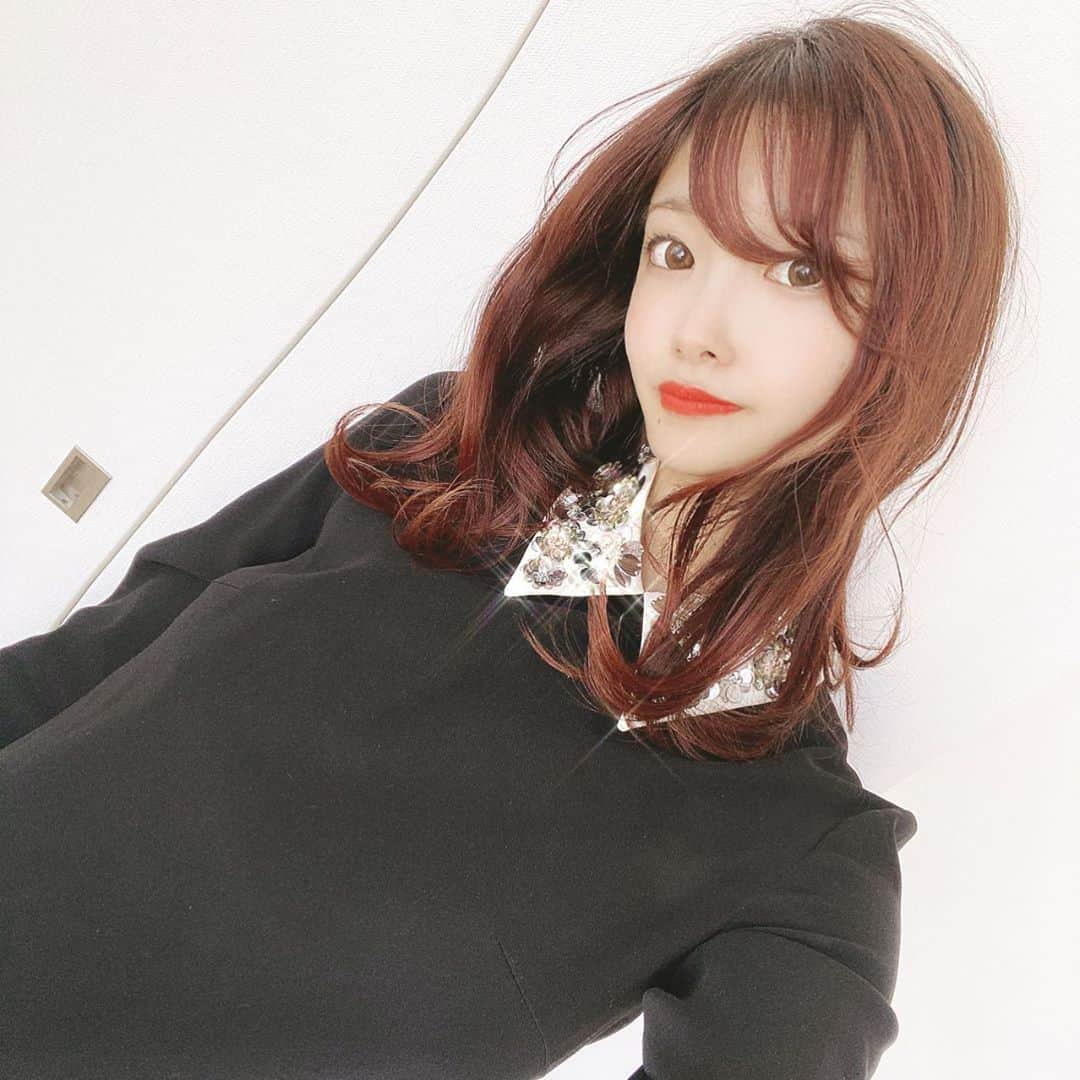 川原あやかのインスタグラム：「秋なのでヘアカラーをレッドに。 やっぱりレッド系に落ち着く。 . 服はお気に入りのワンピース 多分今年も出てると思います😘💕 @grace_continental.div  .  いつも１ヶ月に1投稿ですが今日から投稿はじめます🙆‍♀️  #haircolor #hairstyle #fashionblogger #ワンピース #ワンピースコーデ #ヘアカラー #秋コーデ #秋カラー」