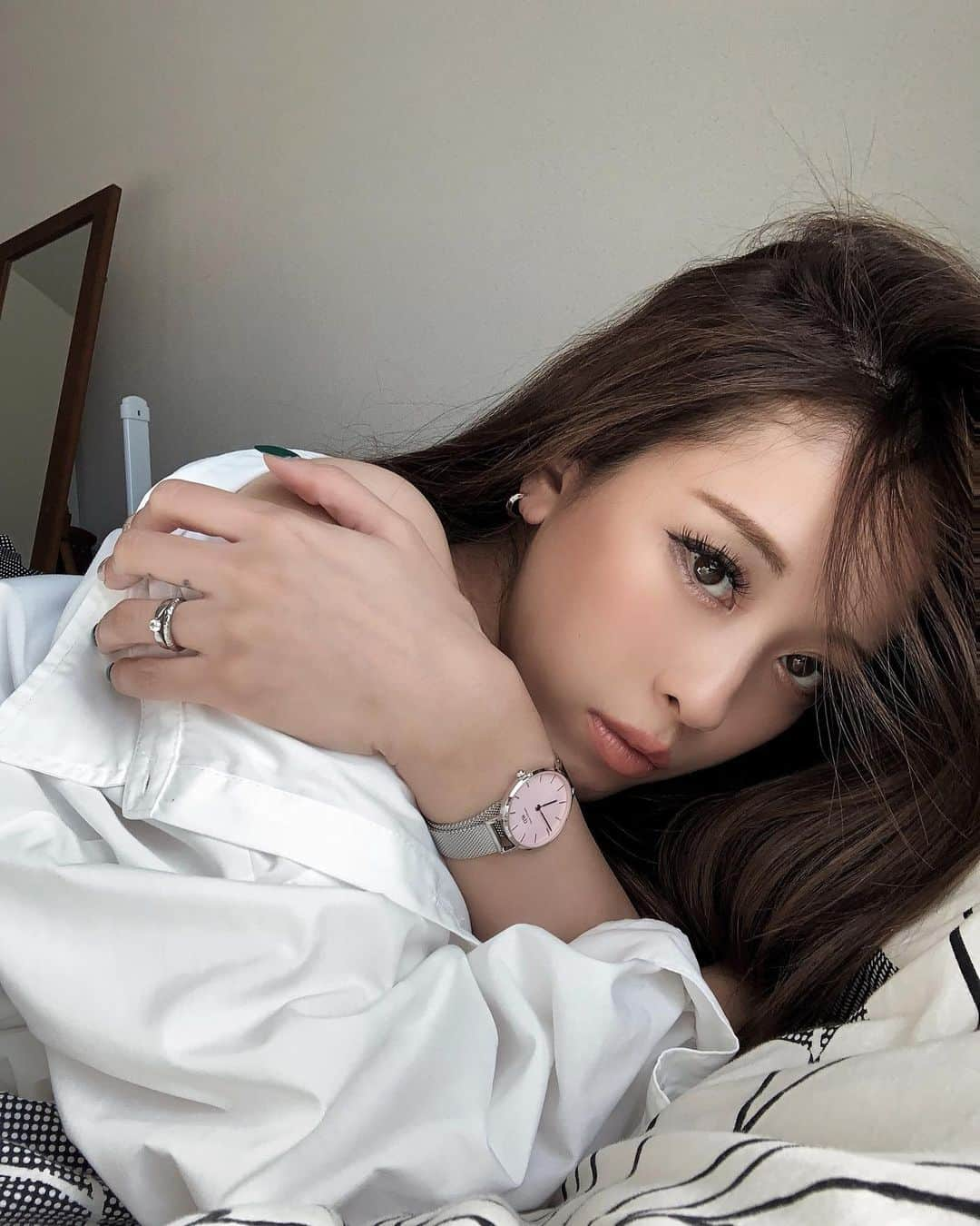 JESSY.Uさんのインスタグラム写真 - (JESSY.UInstagram)「@danielwellington  から新しいカラーの登場🌸 ・ ・ シックなスタイルによく合う シルバー、ゴールドに さわやかなピンク ・ 私はシルバーメッシュに、 合わせてシルバーのピアスも🖤 ・ 上質なシルバーって素敵。 ・ ・  ＠danielwellington #ダニエルウェリントン #DWピンクメッシュ #pierce #watch #dj #model #liver #mom #bedroom #roomwear #fashion  #時計 #腕時計 #ギフト」10月20日 14時44分 - dj_jessy_u