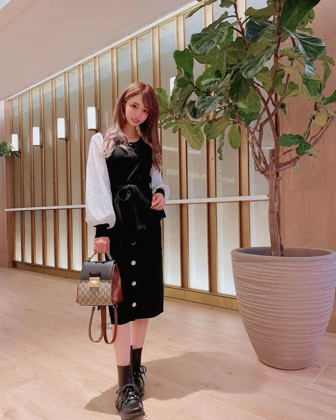 のインスタグラム：「この日のお洋服可愛すぎた🥺💞 靴は雨だったからレインブーツ👢 ． ニットとスカートは @miia_official のだよ👗✨ 今日10/20(火)発売の【想われニット】💋 SET FAIRやってるみたいで、 ニットとスカートのセットでのお買い物だと ¥7,900+税になってかなりお得にGET出来るよ🥰 ． 秋服ほんと可愛くて好き💞 ． #miia #ootd #想われニット #秋コーデ #プチプラコーデ #雨の日コーデ #今日のコーデ」
