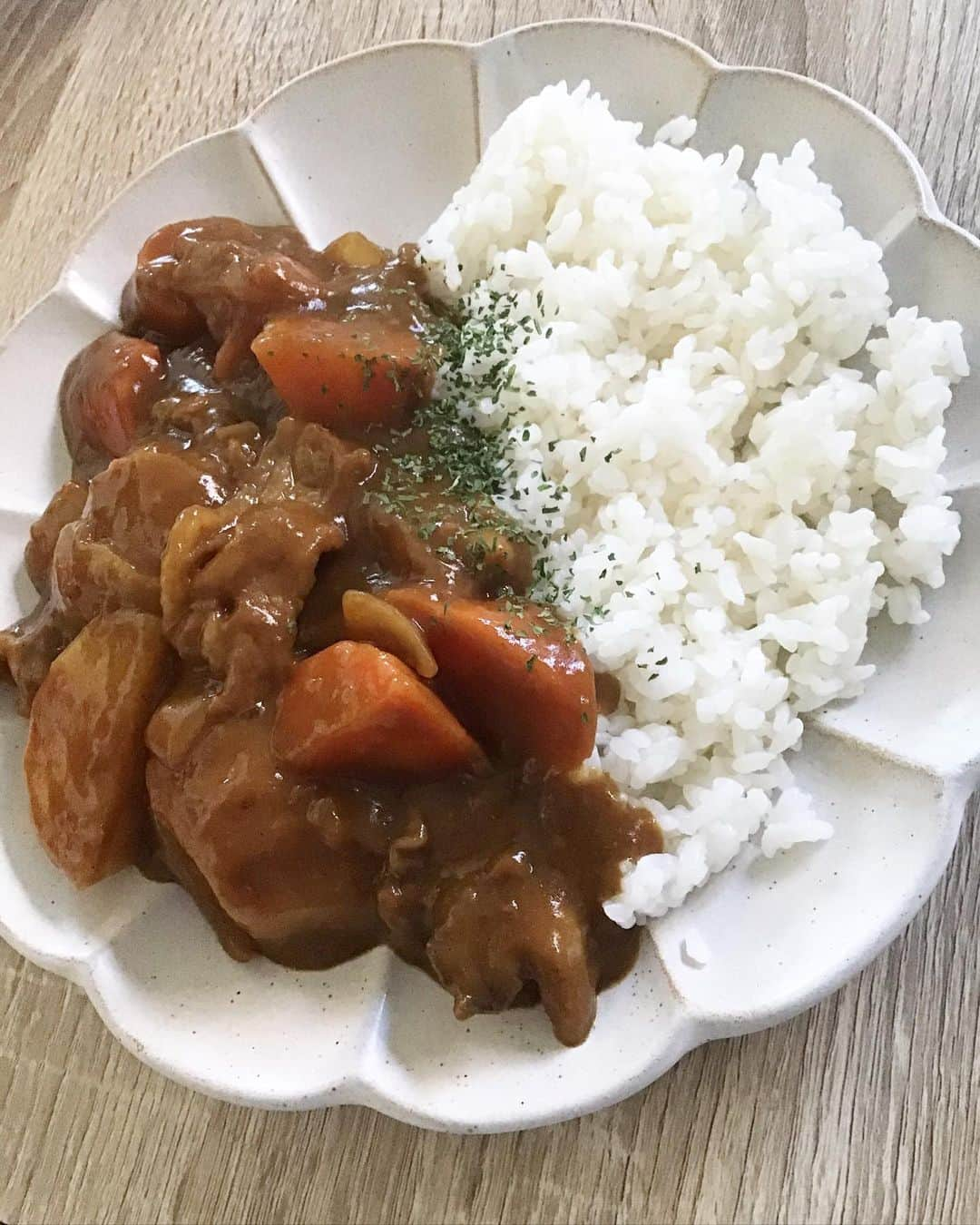 越中睦士さんのインスタグラム写真 - (越中睦士Instagram)「カレーと 肉じゃが を作った🍴  これで お婿に行ける❤️  #カレー　#肉じゃが」10月20日 14時45分 - makotokoshinaka