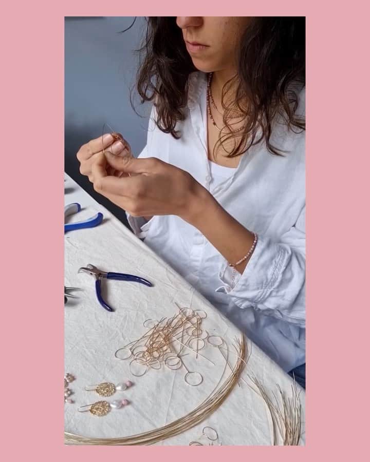 カレンウォーカーのインスタグラム：「In our Karen Walker Makers collection we showcase our latest work with some of the best local artisans in New Zealand. Here’s Auckland based jeweller Vania Truchsess @vania.co.nz intricately wrapping the gold wire for our Daydreamer earrings which are available now on karenwalker.com and in KW stores.」