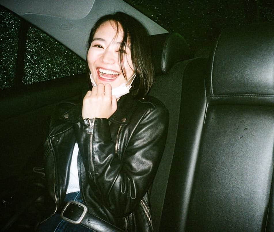 緑川静香のインスタグラム：「憂鬱な時こそ笑ってみる✨✨✨﻿ ﻿ #filmphotography #filmcamera #smile  #フィルムカメラ すごい #高級車に見えるみたいですが #道端で止めたタクシーです #フィルムパワー #このレトロな感じすき #昔は気付かなかった #今やめっちゃオシャレに感じる」