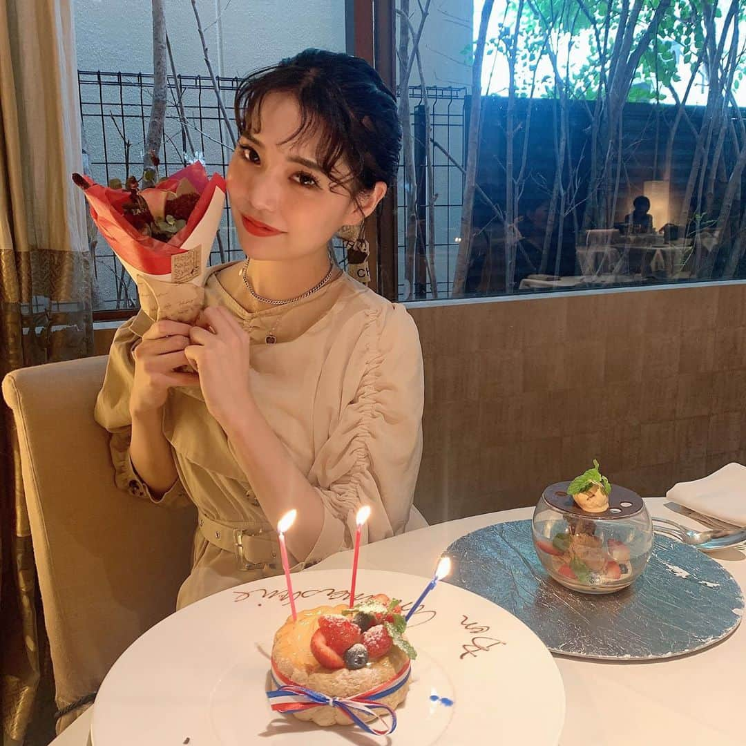 林田沙綾さんのインスタグラム写真 - (林田沙綾Instagram)「⚪︎ 素敵なお店で まさかのサプライズお誕生日 お祝いしてもらった🥺❤︎ コロナでなかなか会えなかったのに 遅れてお祝いしてくれて嬉しかった😭 毎年特別な日をお祝いしてくれる 長年の心友。 なみは会えなくて残念だったけど またすぐ集まろうね🥂 本当にありがとう　＊ ⚪︎ #reims#青山#青山レストラン#restaurant」10月20日 14時55分 - saaya.xoxo