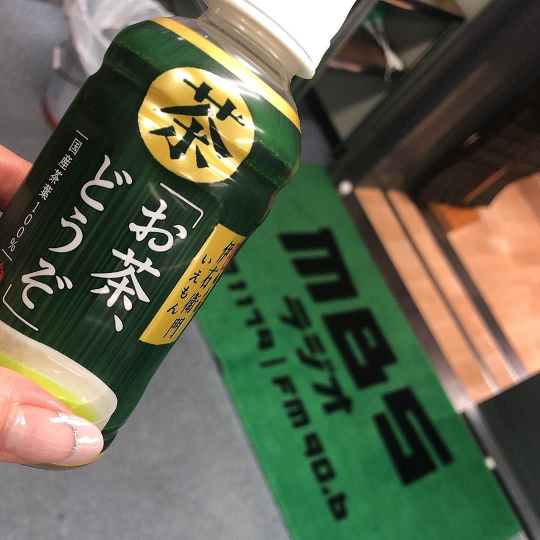 小林万希子さんのインスタグラム写真 - (小林万希子Instagram)「・ 今日はMBSに  火曜日の『こんちわコンちゃんお昼ですょ!』は、 コンちゃん、サブローさん、シルクさん✨  めちゃくちゃ盛り上げて下さるのでいつも本当にありがたいんです🙏😭💕  待ち時間にスタッフの方が「お茶どうぞ」と書いた 小さくて可愛いペットボトルのお茶を 「ハイ「お茶どうぞ」をどうぞ❤️」と言いながら下さいました！笑  シャレてる😘💕笑  野菜がたらふく食べたかったので THE CITY BAKERYでランチ お野菜はもちろんですが、フルーツハーブティーが 染み渡りました💓  さ、移動しまーす🍀  今日はお天気がいいですっ😆☀️  #mbs  #mbsラジオ  #毎日放送  #生コマーシャル  #ワイワイ  #ありがとうございます 🙏💓 #ランチ  #THE CITY BAKERY #かっぱ横丁  #野菜たっぷり  #フルーツハーブティー 🥭 #おいしい 😍」10月20日 15時00分 - macky1218