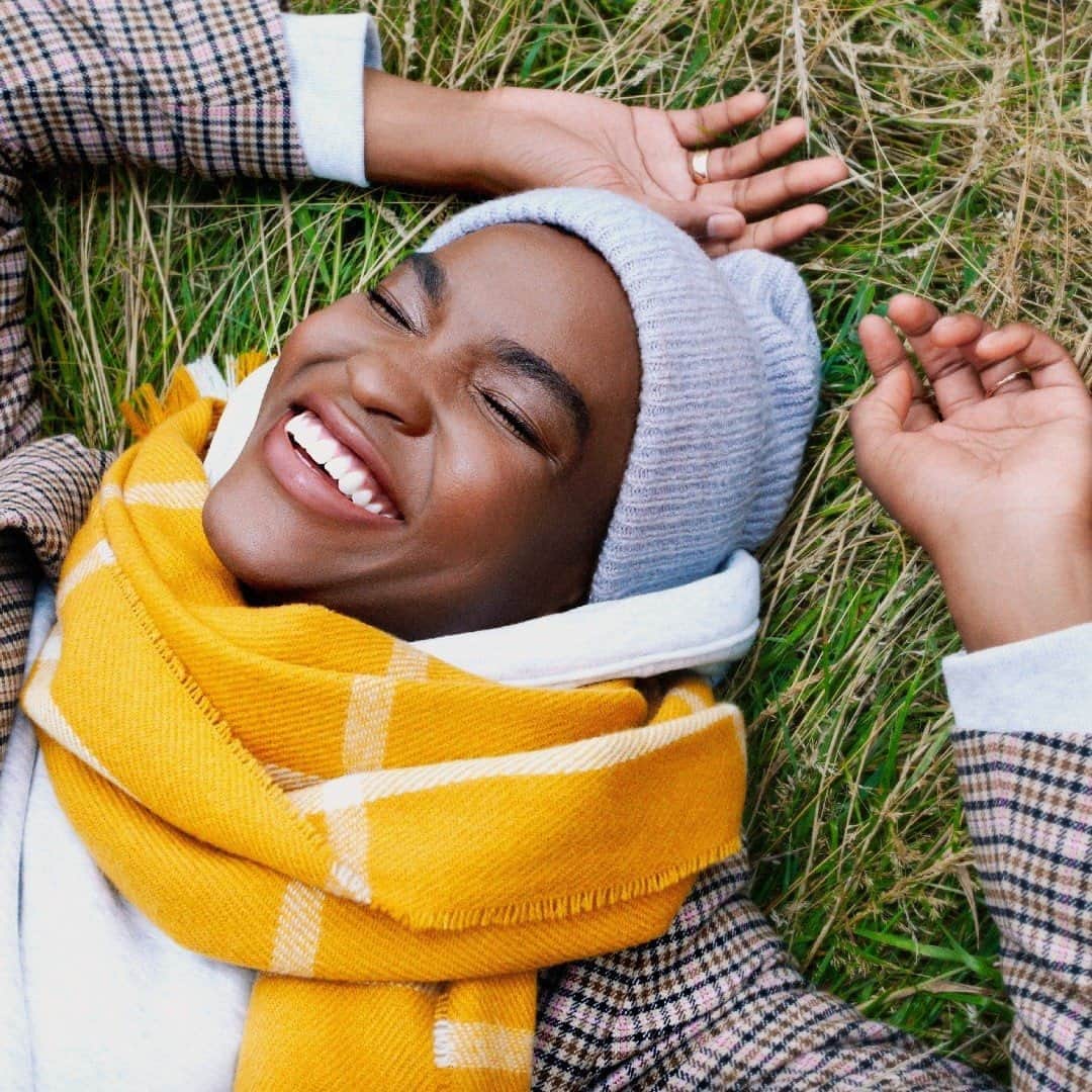 アクセサライズのインスタグラム：「Infi(knit) possibilities 🍂 shop 30% off scarves & winter essentials   Tap the link in our bio to shop #Accessorize」
