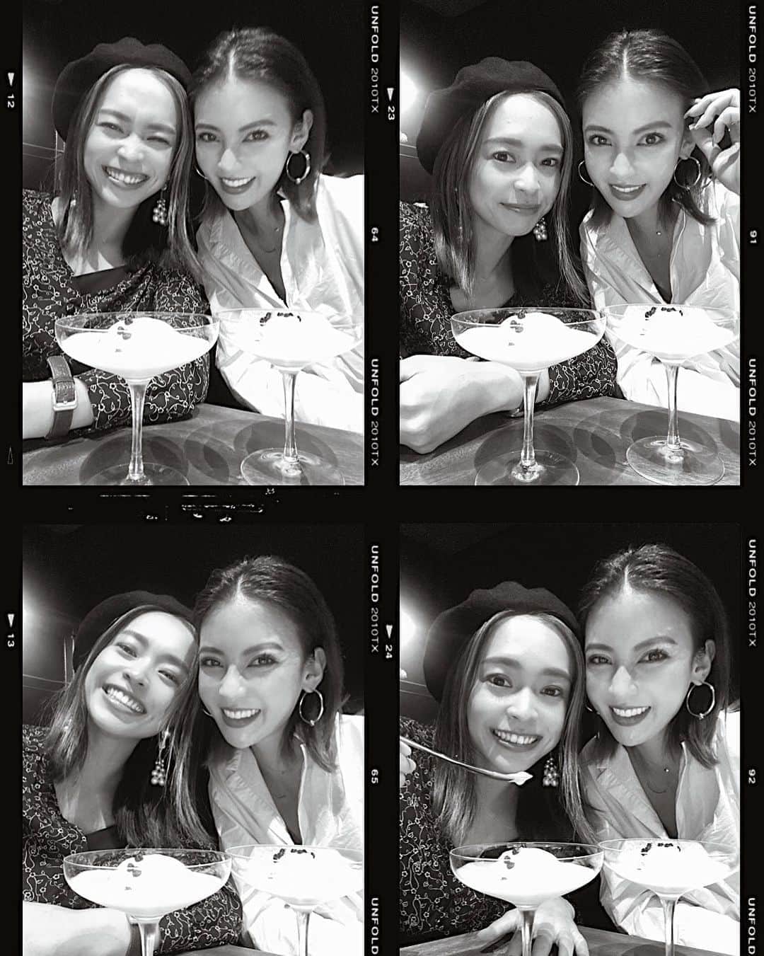 孫きょうのインスタグラム：「15からの仲だから、 早くも人生の半分以上！🎞  31にもなるともう集まれば美容トークは真剣🤫笑  最近した美容で私にめちゃくちゃ合ってたのが流行りのダーマペン！！！ @haab_official でピーリングとセットのをしてきたよ✨  細かい針を顔中に刺すことで毛穴を改善出来る施術なんだけど、 (麻酔クリーム塗るから痛みは私は全然なかった！固めの歯ブラシで顔をなでられてるくらいw)  針を顔中に刺すから施術後は肌が数日赤くなるダウンタイムもあるから自分がやって様子見てからじゃなきゃ安易に勧められないなと思って施術当日は書いてなかったけど、、  感想まとめると結果オーライすぎて 赤みが引いてからはもう抜群に肌調子がいい👏🏻💯👏🏻💯  haabクリニックはピーリングとセットのメニューもあるからこのピーリング効果も良くて！  3日後くらいに少し皮が剥けた後は肌が生まれ変わりました🥚って感じになった✨ ただ、私的にはダーマペン自体よりも、このピーリングの薬剤塗ってる間が1番ヒリヒリ痛かった🔥  でも結果を知ったからには痛み我慢してもピーリングセットでやる価値ありありです！  人によるけど、私は赤みが翌日には気にならなくなったラッキーな肌体質？だったから、ダーマペンしばらく定期的に絶対やろうと決めた😂✌🏽  ダーマペンの良さを知ったから次やる時は、 施術直後の赤みから結果オーライまでの経過を載せてみようかな😌  #ダーマペン #ダーマペン4 #haabビューティー﻿ #haabビューティー南青山クリニック」