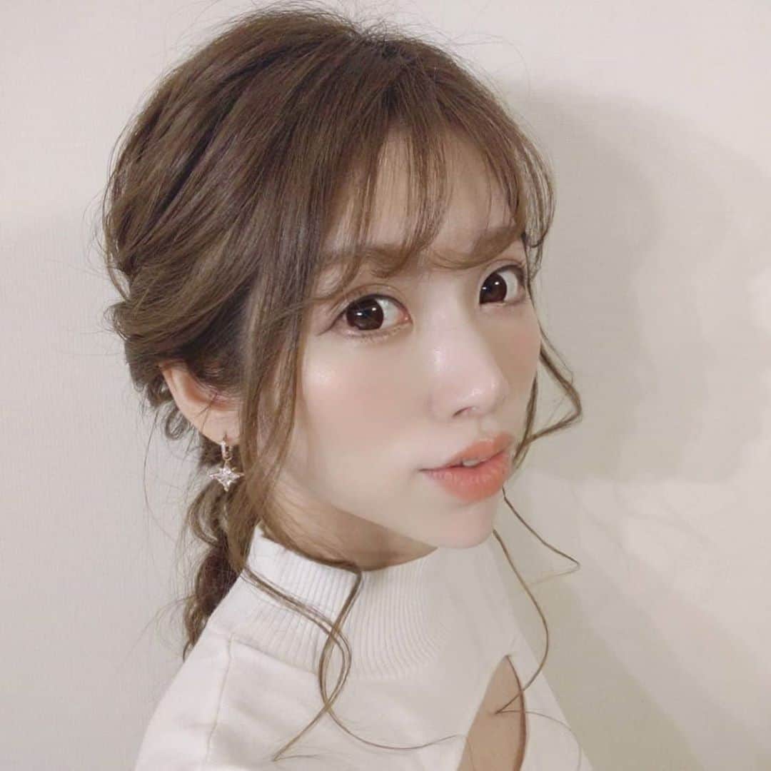 のインスタグラム：「. ラプンツェル風ヘアアレンジ 渋谷でサロモやってきました✨  ほんのひとつまみずつ髪をほぐす、がポイント♡ 私はハチの高さがないので、そこを多めにほぐします  #hairarrange #hairset #hairsalon #longhairarrange #salonmodel #hairmodel #ヘアアレンジ #ヘアアレンジロング #ラプンツェル #ラプンツェルヘア #ロングヘア #ロングヘアアレンジ #ロングヘアにおすすめ #みつあみアレンジ #三つ編みアレンジ #おしゃれヘア #巻き髪 #編み込みアレンジ #ロープ編み #ロープ編みアレンジ #サロモ #サロンモデル #ヘアモデル #ナチュラルメイク #透明感メイク #オレンジメイク #オレンジリップ #マットリップ #おしゃれして出掛けたい」