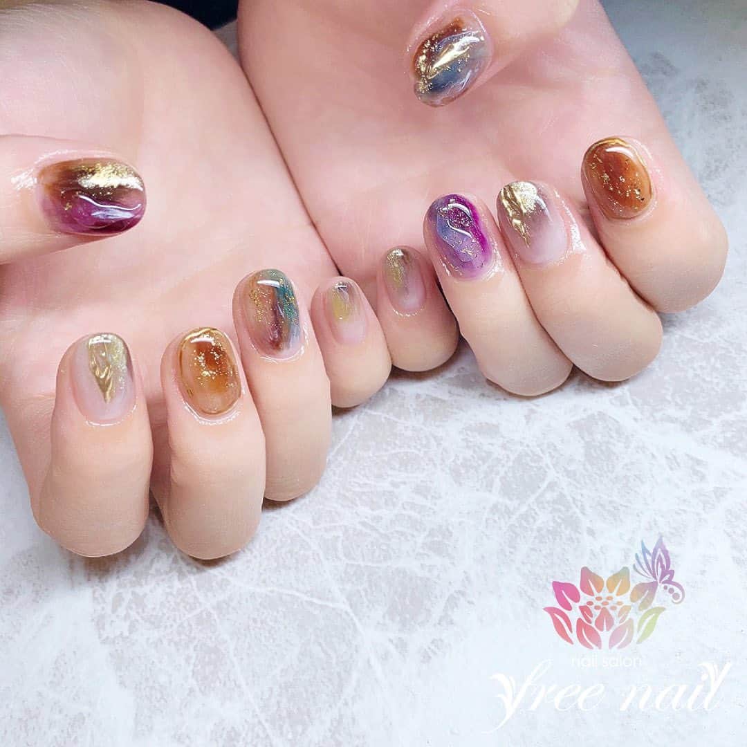 free nail フリーネイルのインスタグラム：「. お客様ネイル💅🏻👻 . 秋色ニュアンス🦊🍁 . おしゃれなショートネイル🍇🍐 . ▶︎▶︎▶︎スワイプして動画も見てね☝︎🎬✨ . ご来店ありがとうございました🙇🏻‍♀️🙇🏻‍♀️🙇🏻‍♀️💗 . #ネイルアート #ジェルネイル #ネイルサロン #大阪ネイルサロン #ネイルデザイン #ネイルチェンジ #ニュアンスネイル #べっ甲ネイル #メタリックネイル #ラメネイル #パープルネイル #ブラウンネイル #デザインネイル #トレンドネイル #大人ネイル #シンプルネイル #ショートネイル #秋ネイル #autumnnails #nailsart #nailsdid #美甲 #日式美甲 #日式美甲胶 #日本美甲师 #日本美甲老师 #美甲上课 #日本胶 #フリーネイル #freenail」