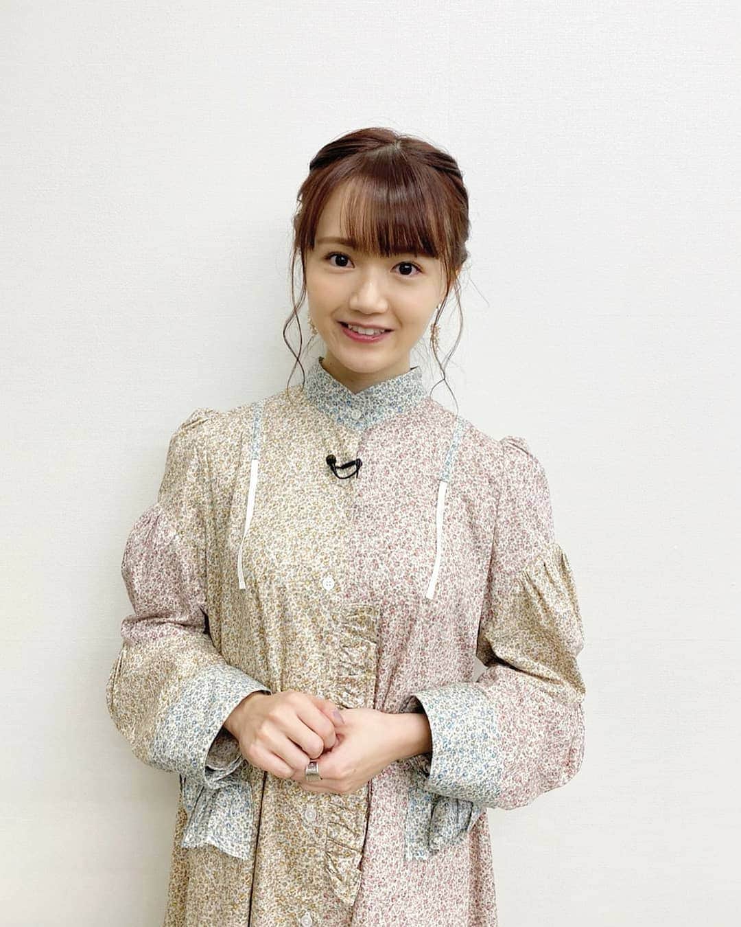 尾崎由香のインスタグラム：「#今日のゆか服  昨日放送された、『 #Qさま 』での衣装です✨  ワンピースは、前回載せた靴と一緒のブランド選んだよ💕  #ワンピース　@mikiosakabe #ブーツ　@randa_pic #ピアス　@northworks_loop #リング　@refaire.tokyo  #ootd #コーディネート　#ファッション」