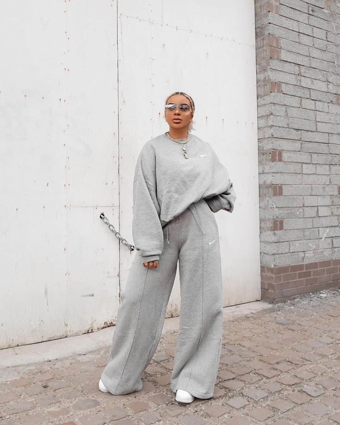 ASOSさんのインスタグラム写真 - (ASOSInstagram)「The only grey we’re feeling today is this ‘fit 💜 📸 @vanessardaniels (she/her) 🔎 Nike mini swoosh oversized boxy grey sweatshirt (1612952) Nike mini swoosh high waisted wide leg joggers in grey (1676475)」10月20日 15時04分 - asos