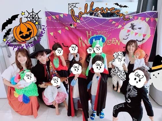 のインスタグラム：「. 集合写真🎃👻🧙🐶❤️ 子供たちはみんな仮装していて可愛かった💖 . お兄ちゃんたちはハロウィンらしく お菓子パーティーしてました🥳🍬🍫 娘も大きくなったらお菓子パーティーの 仲間に入れてもらおう✨ . でもすでにお兄ちゃんが危ないからって 娘の周りをガードしてくれたり、 一緒に遊んでもらったりしてて すごく楽しそうに仲間に入って遊ぶ娘を見て 感動しました🥺❤️ . 素敵なお家と美味しい手料理など 感動的なおもてなしをしてくださった みくさん❤️ BBQもご一緒させていただいた あやのさん❤️ 真友子さん❤️ 新しくお友達になった ゆうこさん❤️ . 自慢の美人ママ友の皆さんで 優しくて子育てのことや美容のことなど 色んな話をしてたくさん 刺激をもらえます😊✨💕 . 皆さん、娘のことも可愛がったり 面倒を見てくださり本当に 楽しい時間をありがとうございました🥰🙏✨ . #おうちハロウィン #ハロウィンパーティー #ハロウィン #子連れハロウィン #美人ママ友 #ハロウィン仮装 #プチ仮装 #ベビー仮装 #1歳 #初めてのハロウィン #生後12ヶ月 #生後380日 #令和元年ベビー #10月生まれ #女の子ママ #べびすたぐらむ #パーティー料理 #instagood #baby #love #homeparty #halloween #halloweenparty #japanese #japanesegirl #tokyo #japan #me #followme #加藤雅美」