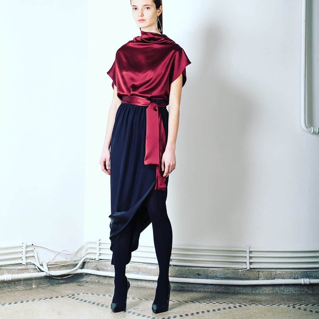 のインスタグラム：「#jeanpaulknott #belgiumdesign #minimaldesign #simpledesign #silkdrapes #silktop #silkskirt #mireilleroobaertphotography #modelmelanie」