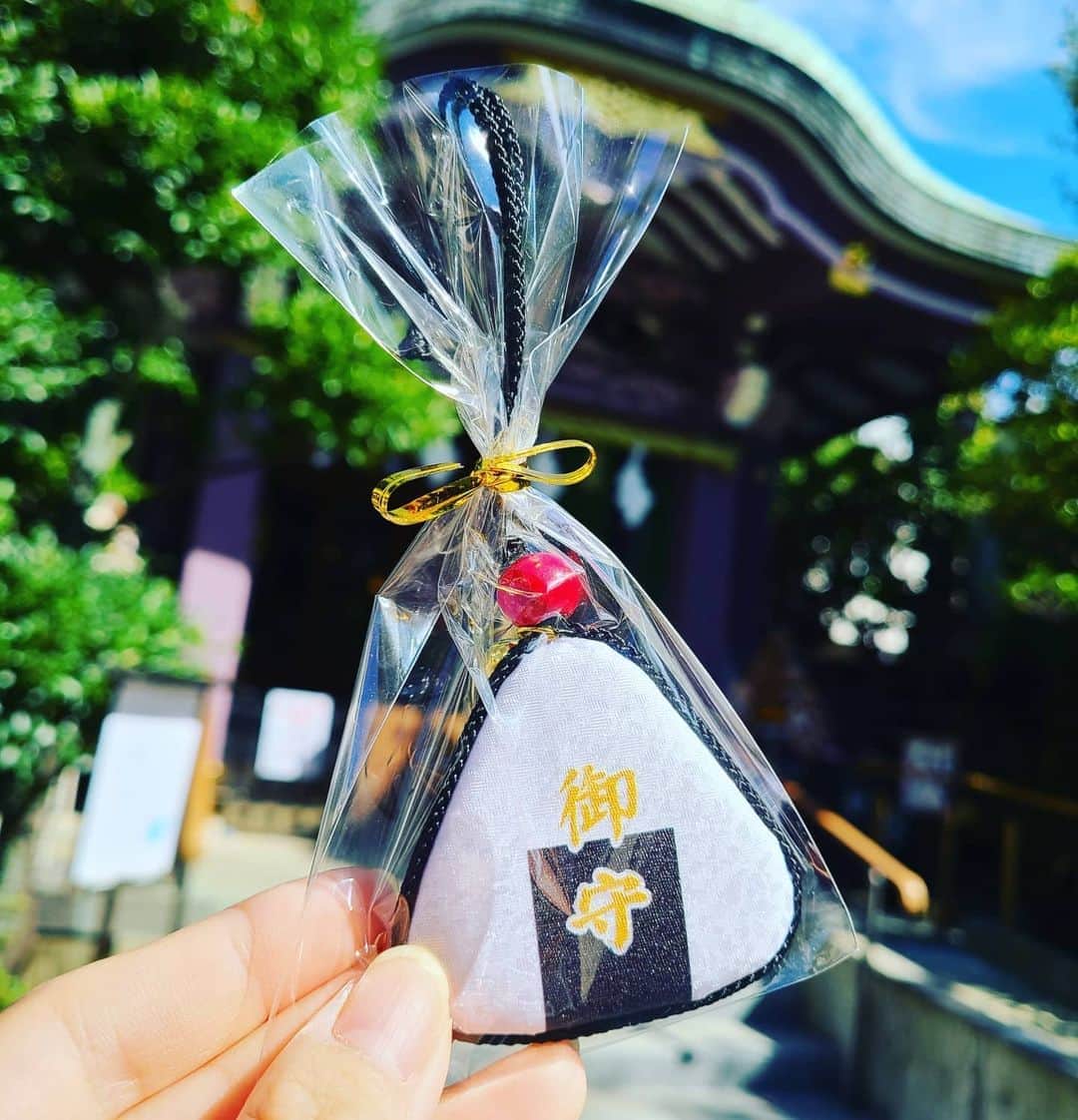 三宅裕子さんのインスタグラム写真 - (三宅裕子Instagram)「境内のいたるところに 可愛い #おむすび  がたくさん🍙♡  #墨田区 にある #高木神社 ⛩️  スカイツリーも近くにあります。  御祭神🍁 #高皇産靈神 (タカミムスビノカミ ) ご利益🍁 #万物生成 #心願成就 #交渉 相談事がまとまる  結び…#縁結び ♡  この世は人と人とのご縁でできてるもんね🥰   #御朱印帳 やお守りが可愛すぎて思わず購入しました♡ 小さな #結び石 (6枚目)もいただけます🎶  #神無月 ということで神様は？と思っていたけど、どうやらいらっしゃるようでした♡(男性) でもころんと寝ていたそうです笑  また #お参り したいと思います。  #神社好きな人と繋がりたい  #Shrine #スカイツリー #おにぎり #おむすびころりん  #お守り #kawaii #パワースポット #スピリチュアル」10月20日 15時17分 - yuko_miyake