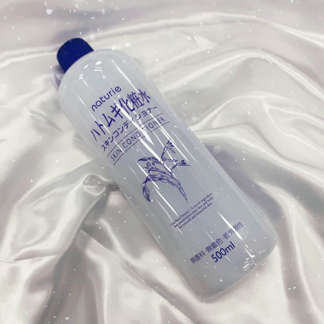 だから私はメイクする【公式】のインスタグラム：「・ ドラマ　#だから私はメイクする 💄💋 脚本を担当している 坪田文（つぼたふみ） @tsubofumi です✨  30分という放送時間の中から溢れた 「なんでこのコスメを選んだか」 「おすすめポイントや使い方」を 抑えきれないコスメ愛と共に ご紹介いたします🥰   今回紹介するのは、２話に登場する 『気づくと一緒にいる化粧水』   #ナチュリエ #ハトムギ化粧水 スキンコンディショナー   この馴染みあるパッケージ‼️ ドラッグストアなどで 一度は見かけたことがあるはず☺️  2話の主人公・奏子は 1話の笑子と違って あまりメイクには興味がまだない…… という設定から着想しました。  コスパよしの大容量！ そして何より……ベタベタしない！！  顔に何かを塗るという行為に 慣れていない奏子でも こちらのさらりと浸透する化粧水なら 毎日愛用したくなるのではないかな？と🤔  そう思わせられたきっかけは…… 夫です👨  全くスキンケアなんて 興味もない夫ですが 最近は乾燥肌に悩むお年頃。  私が愛用するスキンケアを いくつか貸したのですが、 どれもベタベタすると拒否！🙅‍♂️  どうすんのよ、ワガママBOYかよ…… と困っていた所に出会ったのが こちらの化粧水だったのです🙌✨  さらりとした付け心地が スキンケア初心者にも 受け入れやすかったらしく。 多分もう3年くらい彼は 愛用しています。 そして彼の肌はたしかに、 潤うようになりました😆✨  すごいハトムギ。 全然とろみがないのに！ 水分チャージとは！ そして私も…… 肌が熱持ってるなーとか、 バッシャバシャ浴びるように 化粧水使いたい！という気分の時に 使うと、良いんですよね～！！🥰  やっぱり長く愛されてきた ロングセラーには訳があるんだなぁ😌✨  劇中で奏子がやっていた コットンパックもおすすめです🧖‍♀️ 手間をかけずに潤いゲット！  ですが、一つ注意点が…… 奏子のようにコットンパックしたまま 仕事に熱中して長時間パックを 放置してはいけません！🙅‍♀️🚫 お肌の水分が余計に 蒸発しちゃいますYO！ これはシートパックでも同じ。 コットンパックなら10分程度。 シートパックは製品に 書いてある使用時間を守って 使いましょうね♪……と、  熊谷さんもきっと 奏子にこれからアドバイスすると 思います😘」
