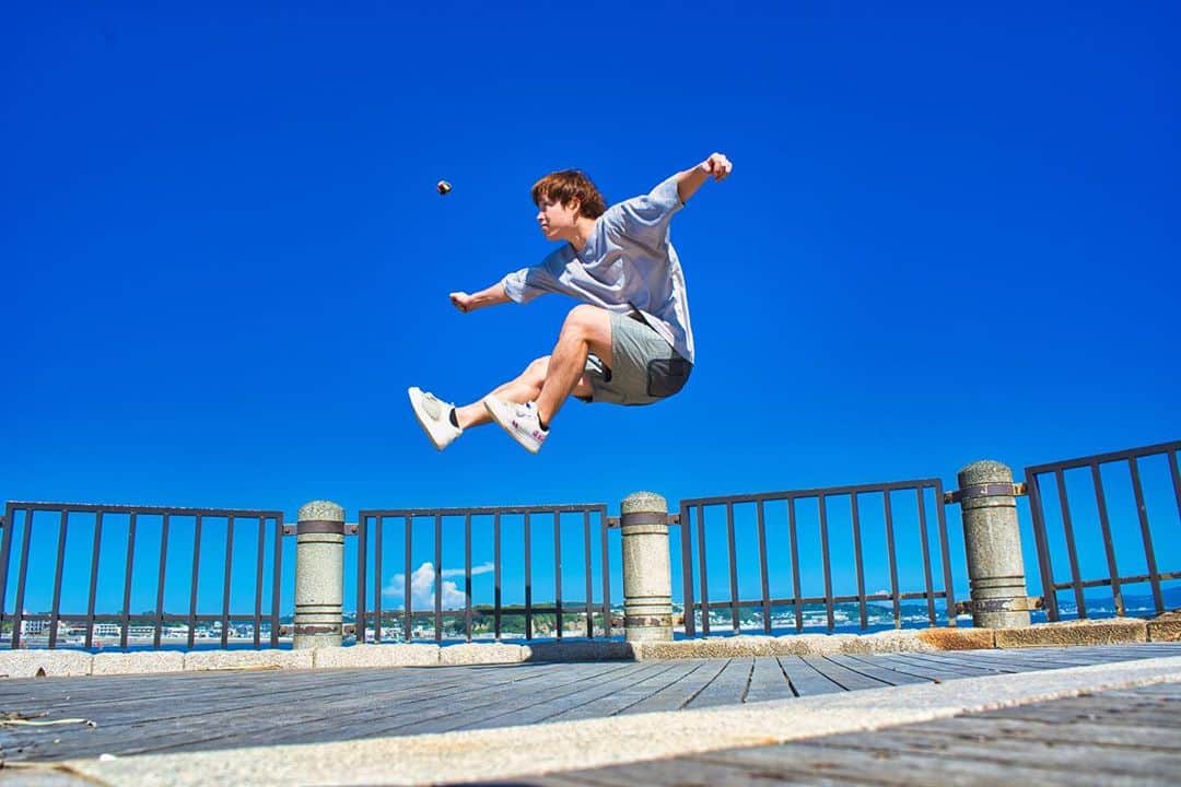 石田太志のインスタグラム：「Jump. • #footbag #taishiishida #freestyle #soccer #follow #worldchampion #performance #performer #instagramer #hackysack #blue #sea #jump」
