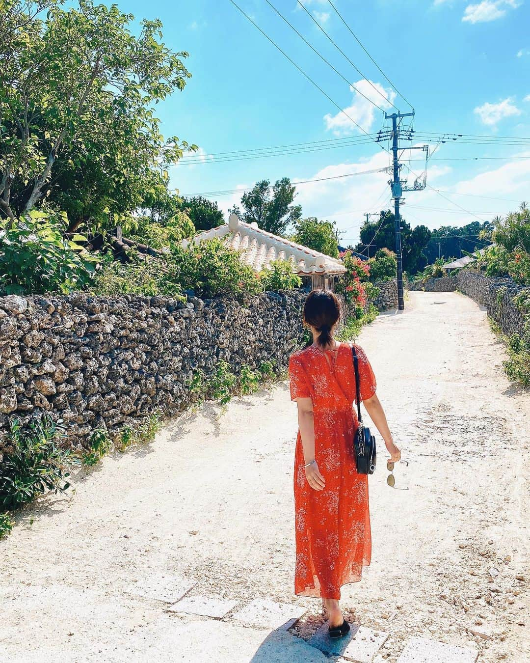 津田菜都美さんのインスタグラム写真 - (津田菜都美Instagram)「* 🌺🐾🌴 #taketomiisland#taketomijima#竹富島集落」10月20日 15時27分 - tsuda_723_official