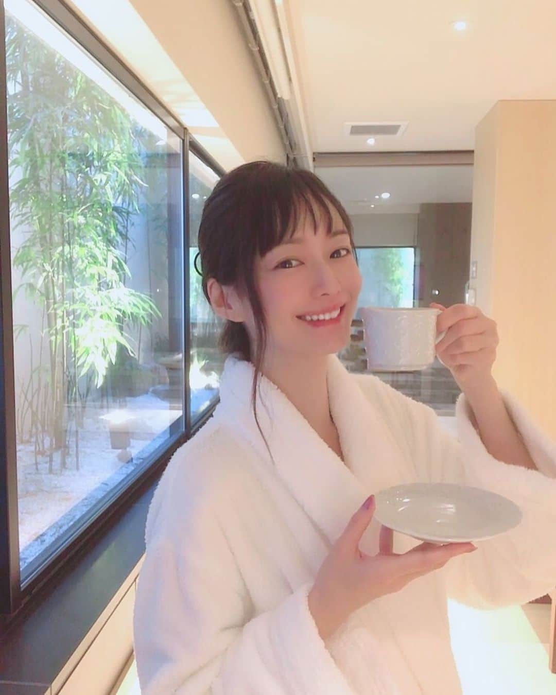 のインスタグラム：「お風呂上がりに  挽きたてコーヒー飲んで幸せ☕️😍💕   さて問題です💡  ここはどこのHOTELの  なんというお部屋でしょ〜う？？  🕺🏽ヒントはタグ付け  #kyoto  #ジュネイホテル #juneihotel #junei #バンブースゥイート #竹 #月 #hotel #おもてなし #京都 #観光 #そうだ京都行こう #スゥイートルーム #sweetroom #幸せ時間 #gotoキャンペーン #bamboo #moon #‪🎋‬ #🌕 #睦月   #吉山りさ #一人旅 #女子旅 #モデル  @junei.hotel.official.kyoto」
