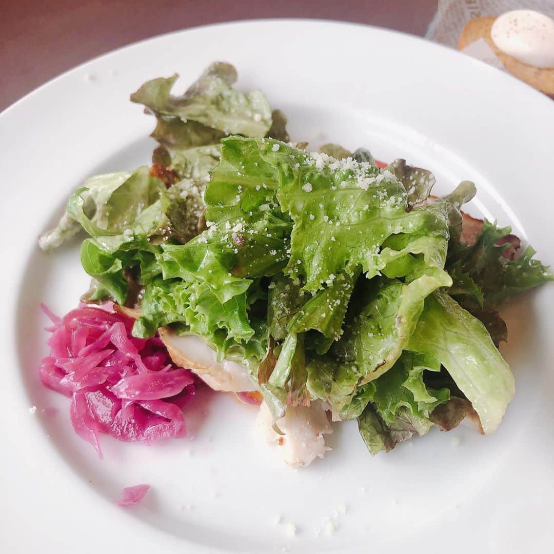 小畑由香里のインスタグラム：「✤  今日は昔から お世話になっている方とランチ お姉ちゃんでもあり 時には友達でもあり 長いお付き合いな大切な人  フレンチのコースなんて 何時ぶりだろぉ。  お誕生日のお祝いまでしてもらって お腹も心も満たされた♡  さて。 ママ業にスイッチだ❗」