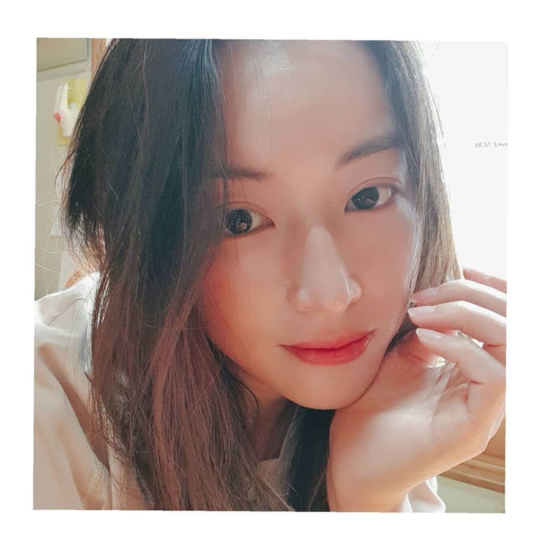 チョン・ダへのインスタグラム：「동네에 맛난 분식집 하나만 있으면 세계 어디서든 잘 적응해서 살 것 같은 딸래🥰  치과 치료 중이라 잘 못먹는데, why? 분식집은  그냥 지나치질 못 하는지...🙈  이제  맛난 즉석 떡뽁이집만 찾음 더 행복할 것 같은데☺  행복하기 참 쉬운 딸래🤭  #딸래in제주 #제주도민 #제주일상 #봉분식 #분식맛집 #떡뽁이도먹고싶었어 #즉석떡뽁이찾아요 #매일걸어도 #살이안빠지는이유」