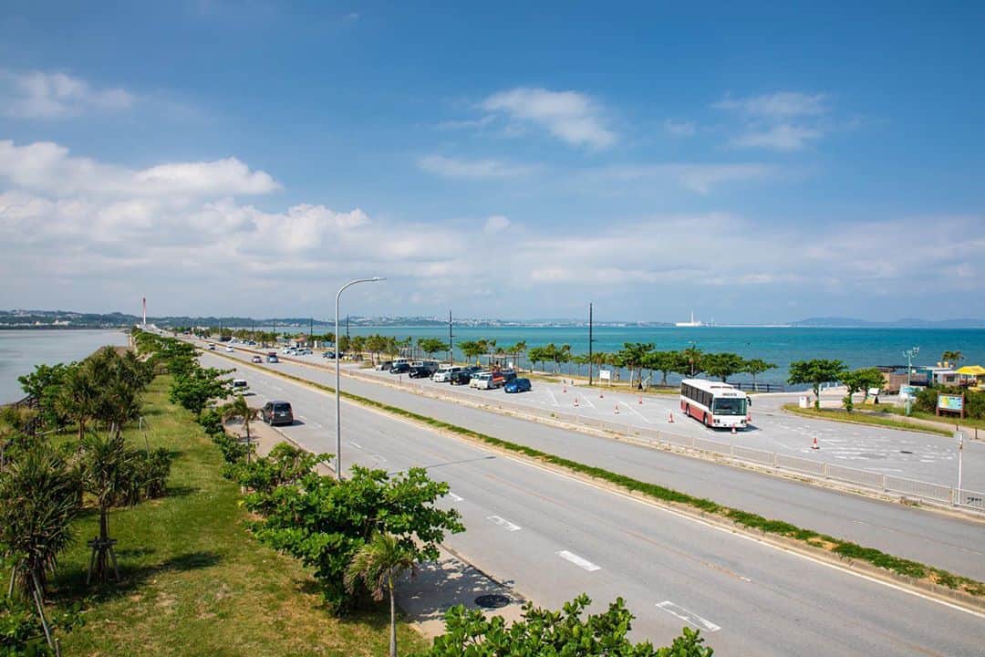 現地発信の旅行サイト「たびらい」のインスタグラム：「【沖縄・うるま市】 ここ最近の沖縄は、日差しも徐々に和らいで心地よい風が吹くようになりました。晴れた日には真っ青な海と空も眺められ、ドライブやお散歩旅にぴったりの気候です！沖縄は夏だけでなく、秋も冬もオススメですよ〜☺️🌺ぜひ遊びに来てくださいね〜❤️ : #沖縄 #okinawa #おきなわ #beach #japan #旅行 #たびらい #tabirai #ローカル旅行 #旅行好き #女子旅 #travelgram #旅行好きな人と繋がりたい #カメラ女子 #たびらい沖縄 #沖縄県 #おでかけ #ドライブ #散歩 #travel #うるま市 #週末沖縄旅 #沖縄旅行 #海中道路 #秋 #autumn #旅行好きと繋がりたい」