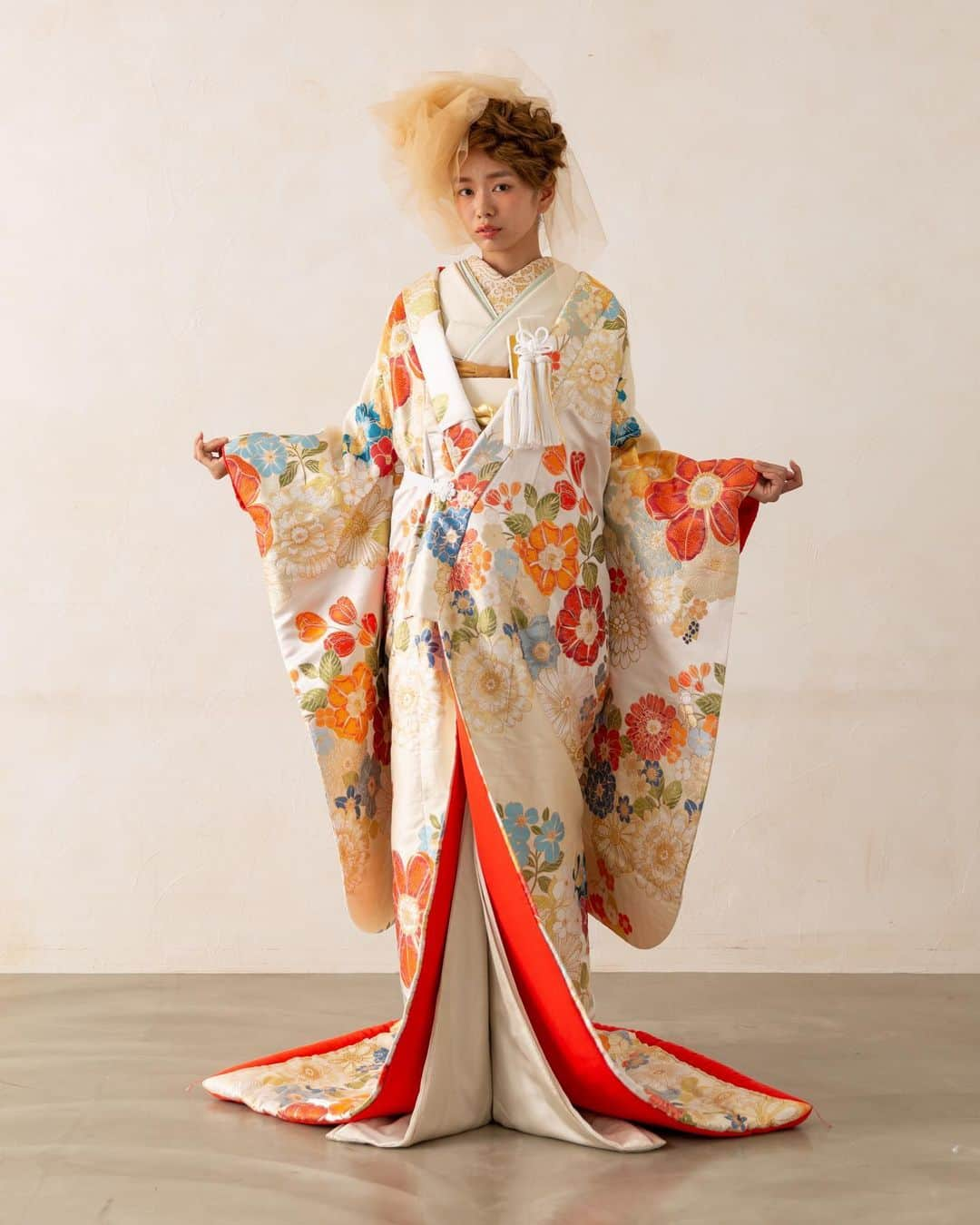 THE KIMONO SHOPのインスタグラム：「.  『慶陽』  マーガレット・チューリップ・アネモネ・かすみ草など 色とりどりの花柄がこれからの春の季節にぴったりの一着 洋風のデザインなので洋風の小物を合わせても浮かず ドレスと着物で迷っている新婦様や 一風変わった色打掛をお探しの新婦様におすすめです＊ 優しいタッチの花柄と色合いが暖かみのある印象で その場の空間も暖かくしてくれます🕊  ご試着希望の方はDMまたは お電話かメールにてお問い合わせください🌿  プロフィールのリンクよりHPをご覧いただけます♡ @thekimonoshop_decollte  #結婚式 #2020冬婚 #2021年春婚 #家族婚 #結婚式衣装 #前撮り #ザキモノショップ #thekimonoshop #色打掛 #少人数婚 #和装前撮り #結婚式を諦めない」