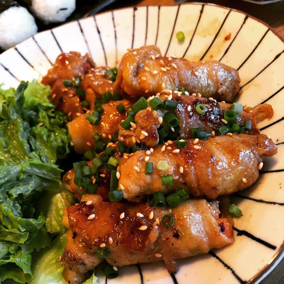 麻宮彩希さんのインスタグラム写真 - (麻宮彩希Instagram)「肉巻き🥓 (ニンニクの芽、人参、長芋、トマト) ばっちし来るタレを研究中 今日は何か掴めた気がする🤔 次はもう少し発展させたらグッと来そう。  味のりおにぎり (塩、明太子と大葉) なめこと豆腐の味噌汁 マカロニサラダ #肉巻き#ランチ#おにぎり#さき🍙」10月20日 15時45分 - sakibows0125