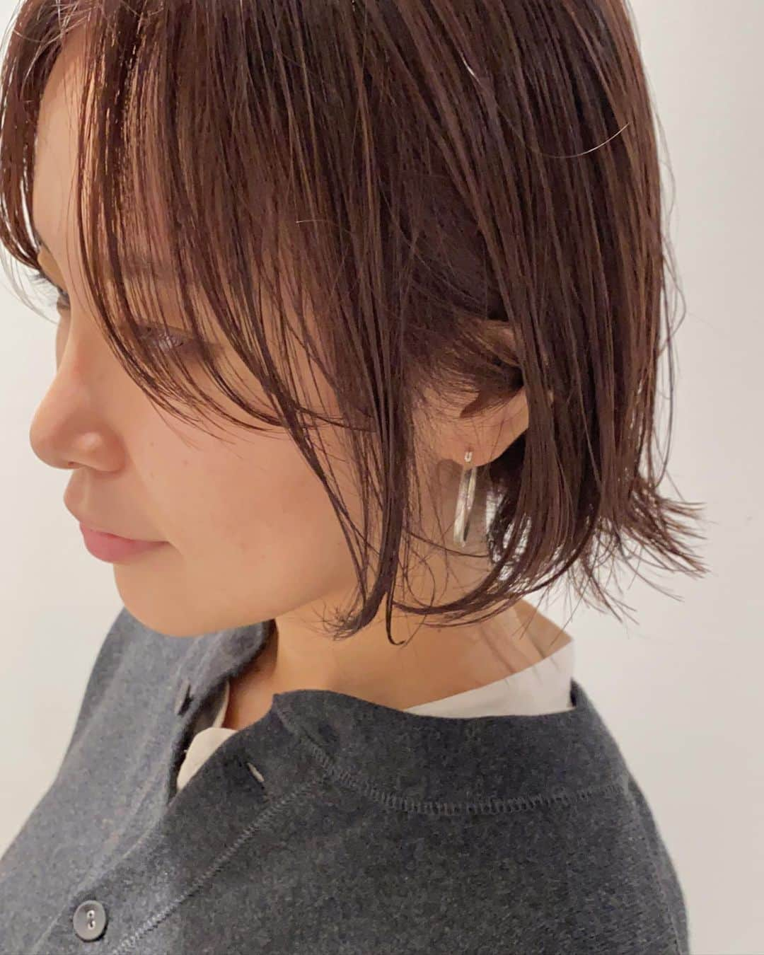 並木一樹さんのインスタグラム写真 - (並木一樹Instagram)「Mauve pink. light bob.  冬に軽さのあるボブが素敵。 くすんだ感じのピンクが気分。  #namiヘアー　▷レディーススタイルのまとめはこちら♪  #ハンサムショート #ボブ#ミニボブ #グラボブ #グラデーションボブ #ミニボブ #ショートヘア#ショート」10月20日 15時50分 - casi_namiki