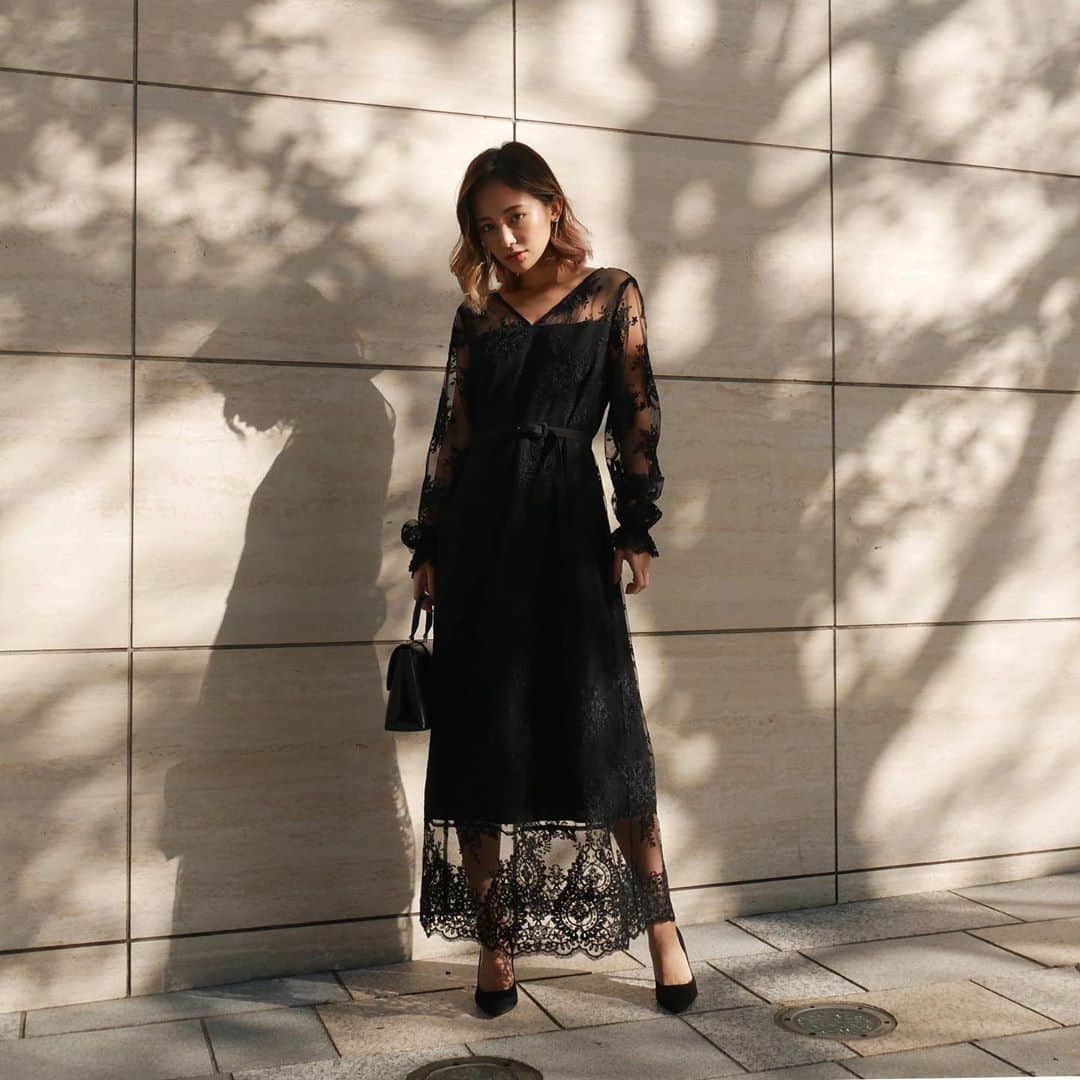 宮本沙恵のインスタグラム：「10/22発売のdiana lace day dress/BLK🖤 . 刺繍レースを全身に使ったなんとも贅沢なドレス！細ベルトでウエストマークしてもそのままストンと着ても可愛いよ♡ . 袖はフレアカフスのシャーリング仕様なので袖まくりもできちゃう！ 食事の時、袖口邪魔だもんね😌 . これは人気出そうな予感…🖤 お楽しみに！ #myshawty#dress#daydress#partydress#結婚式コーデ#結婚式二次会#お呼ばれコーデ」