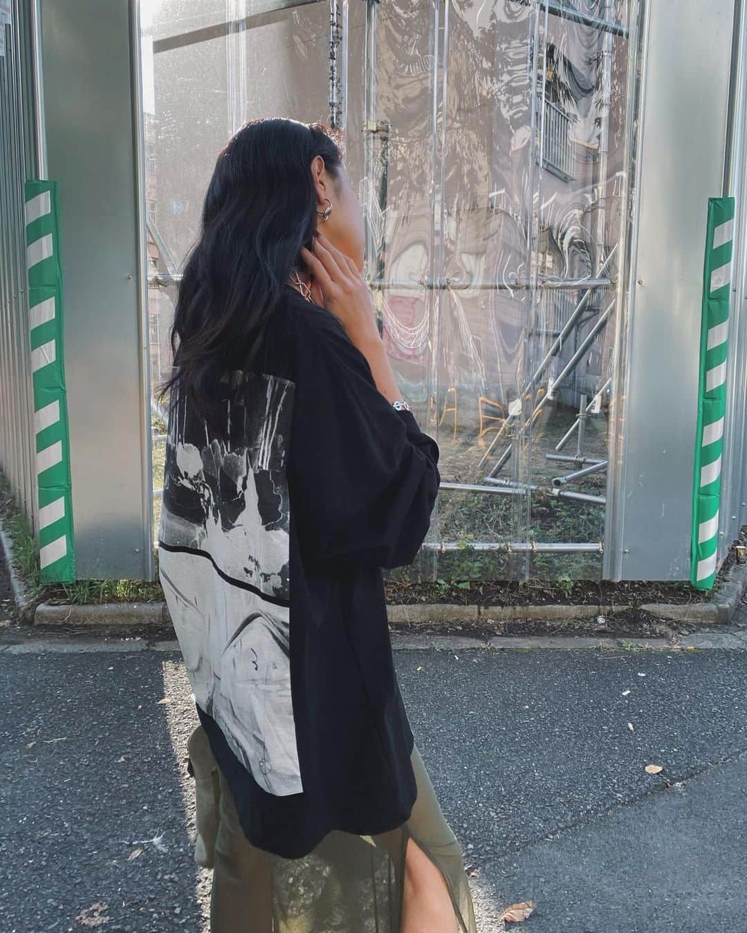 Juriさんのインスタグラム写真 - (JuriInstagram)「お待たせしました！フォトロンTee今夜20:00〜 web発売。しっかりワンピになる丈感で袖も可愛い❤️ シースルーワンピ重ね着しました❤️ #juemi @_juemi_」10月20日 15時55分 - juritakiguchi