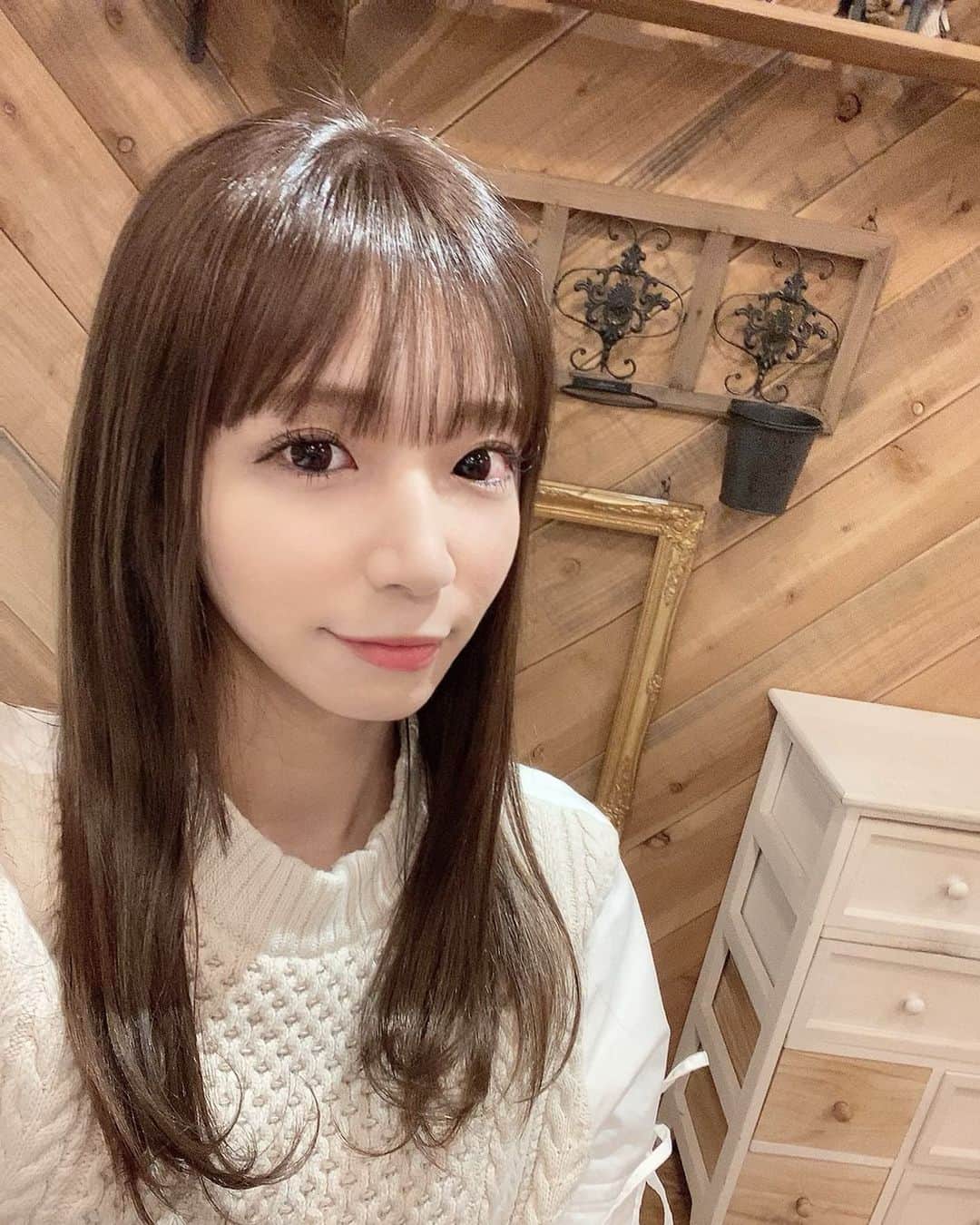 石田亜沙己のインスタグラム：「髪を綺麗にしてもらいにlittle×kurukuに行ってきたよ！ツヤツヤサラサラ✨ めちゃくちゃいい感じ🥰いつもいきなりボブぐらいに切っちゃうけど順調に伸ばせてるので、その時は止めてくださいねと担当さんにお願いしておきました🤭 店内が可愛くて好き☺️！」