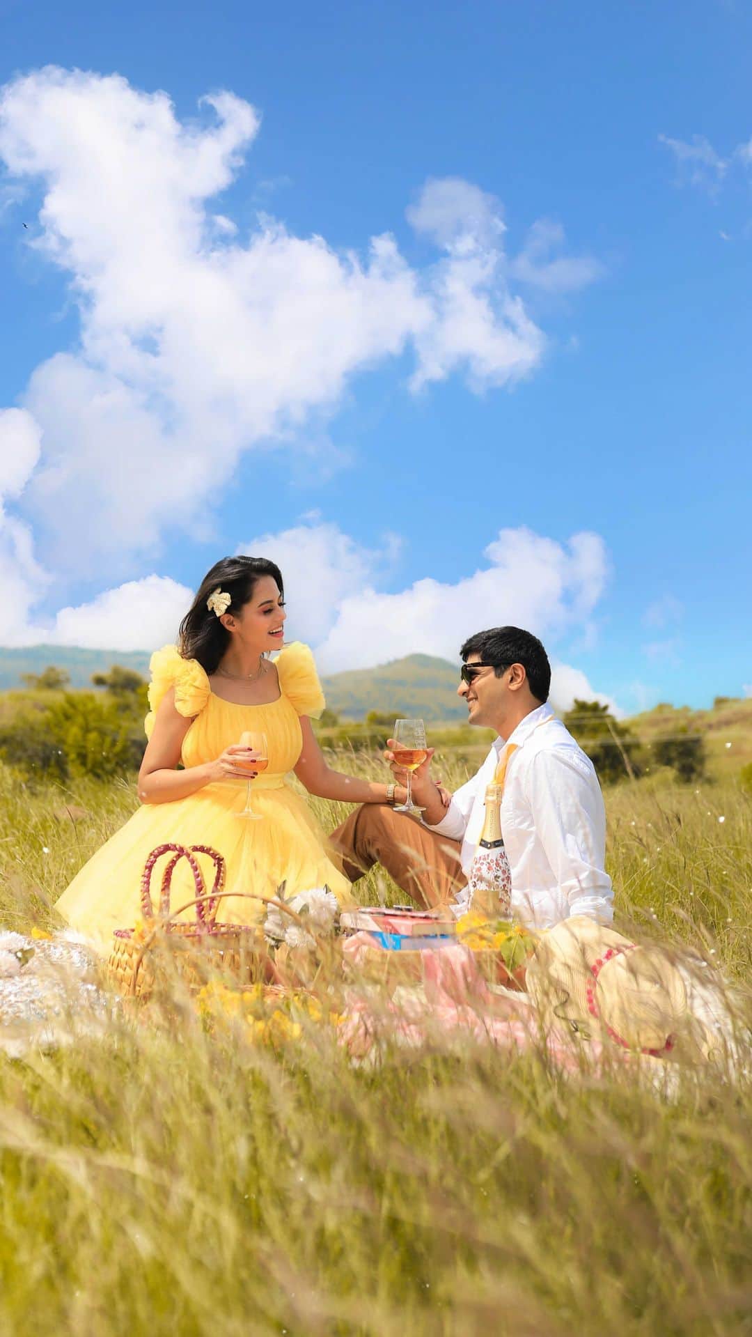のインスタグラム：「Idea for a perfect picnic date! Also, don’t forget to watch till the end. Bloopers are the best 😂😂  Outfit from @swishbossofficial  📸 @duagunjan #AakritiRana #picnic #nature #setup #DIY #couple #reels #reelitfeelit #couple」
