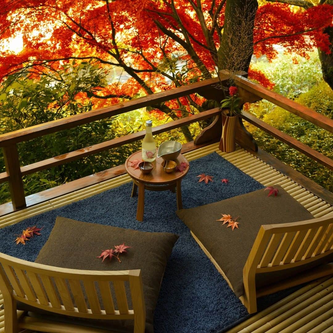 星野リゾートさんのインスタグラム写真 - (星野リゾートInstagram)「【秋の施設紹介】 界 箱根 - KAI Hakone  箱根の玄関口・湯本の旧街道沿いに佇む静寂の宿。一枚の風景画を眺めるような露天風呂や、全室リバービューの客室が自慢です。箱根の土地に根付く寄木細工を活かした心地よい空間を演出します。箱根の宿場町をイメージしたご当地楽「寄木CHAYA」は毎夜開催。  Riverside luxury in Hakone  ▼おすすめのポイント▼ ①箱根の玄関口・湯本の旧街道沿いに佇む静寂の宿 ②清流のせせらぎを聞きながら、紅葉露天で湯浴み ③秋らしい寄木細工を使ったリース作り体験  #HoshinoResorts #星野リゾート #Kai #界 #KaiHakone #界箱根 #Hakone #HakoneYumoto #箱根 #箱根湯本 #箱根湯本温泉 #箱根旅行 #HakoneTrip #Hakonehotel #luxuryresort #JapaneseHotels #Ryokan #Hotspring #Onsen #travelJapan #ig_Japan #JapanTravel」10月20日 16時00分 - hoshinoresorts.official