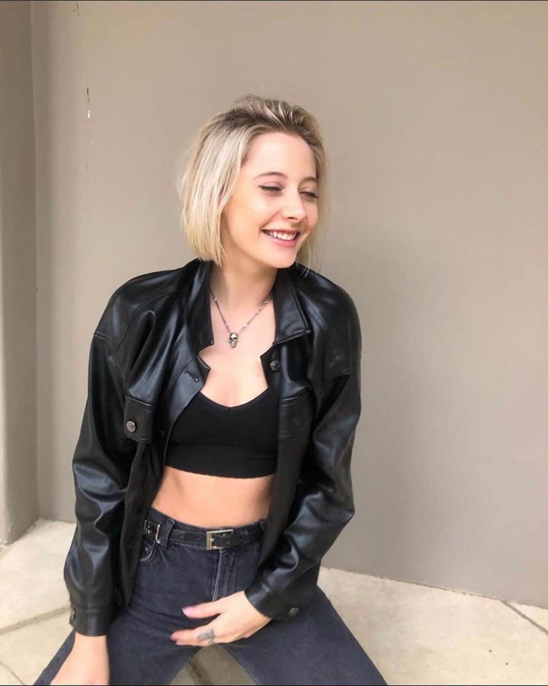 サミュエル・ラーセンのインスタグラム：「Happy Birthday to my favorite person ever @imvanessadubasso !!! I’m so glad you exist, you’re the most beautiful, kind hearted, and gracious person I know and I’m so glad I met you.  I love you Happy Birthday!! 🥳😘🥳😘🥳」
