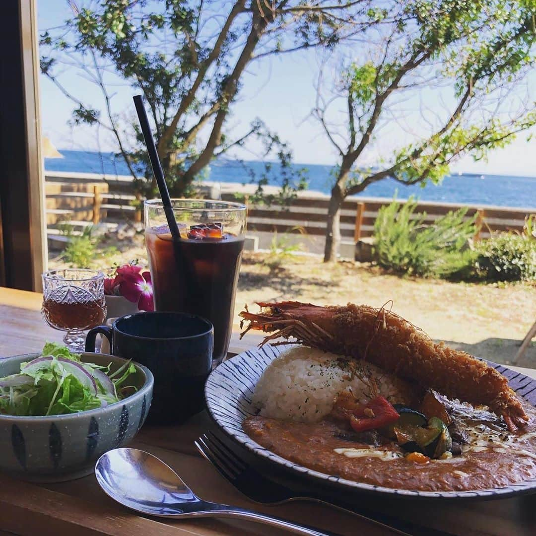 澤上竜二さんのインスタグラム写真 - (澤上竜二Instagram)「今日のランチ。 美味しいし、景色いいし完璧。 #今治#大三島#海 #ランチ#大海老#カレー #結乃屋mitsubachi」10月20日 16時16分 - sawakami.ryuji