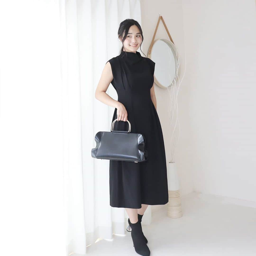 Eri Satoのインスタグラム：「blackコーデ · one-piece: @ezick.official bag,shoes: @randa_pic · 今秋デビューしたブランド、 Ezick( @ezick.official )の展示会でオーダーしたワンピース · 試着した時にMサイズがゆるかったのでSにしたんだけど、 ウエストはぴったりだけどやっぱり肩幅と丈はMの方が良かったかなー？ でも形はとっても綺麗で素敵🤗 1枚目はウエストリボンなし、2枚目は巻いてみたよ🎀 まだ先だけど息子の卒園の時の謝恩会とかで着ようかな？気が早いけど。笑 コートも届いたのでまたアップしますー💛 · #ezick#エジック#ezicksnap#エジックスナップ#秋物#秋服#秋コーデ#カジュアル#モード#ワンピース#高身長コーデ#ママコーデ#カジュアルコーデ#ワンピコーデ #秋コーデ#fashion#ootd#outfit#code#coordinate#style#ファッション#コーディネート#コーデ#シンプルコーデ#mamagirl#locari#partegram#カジュアル#お洒落さんと繋がりたい」