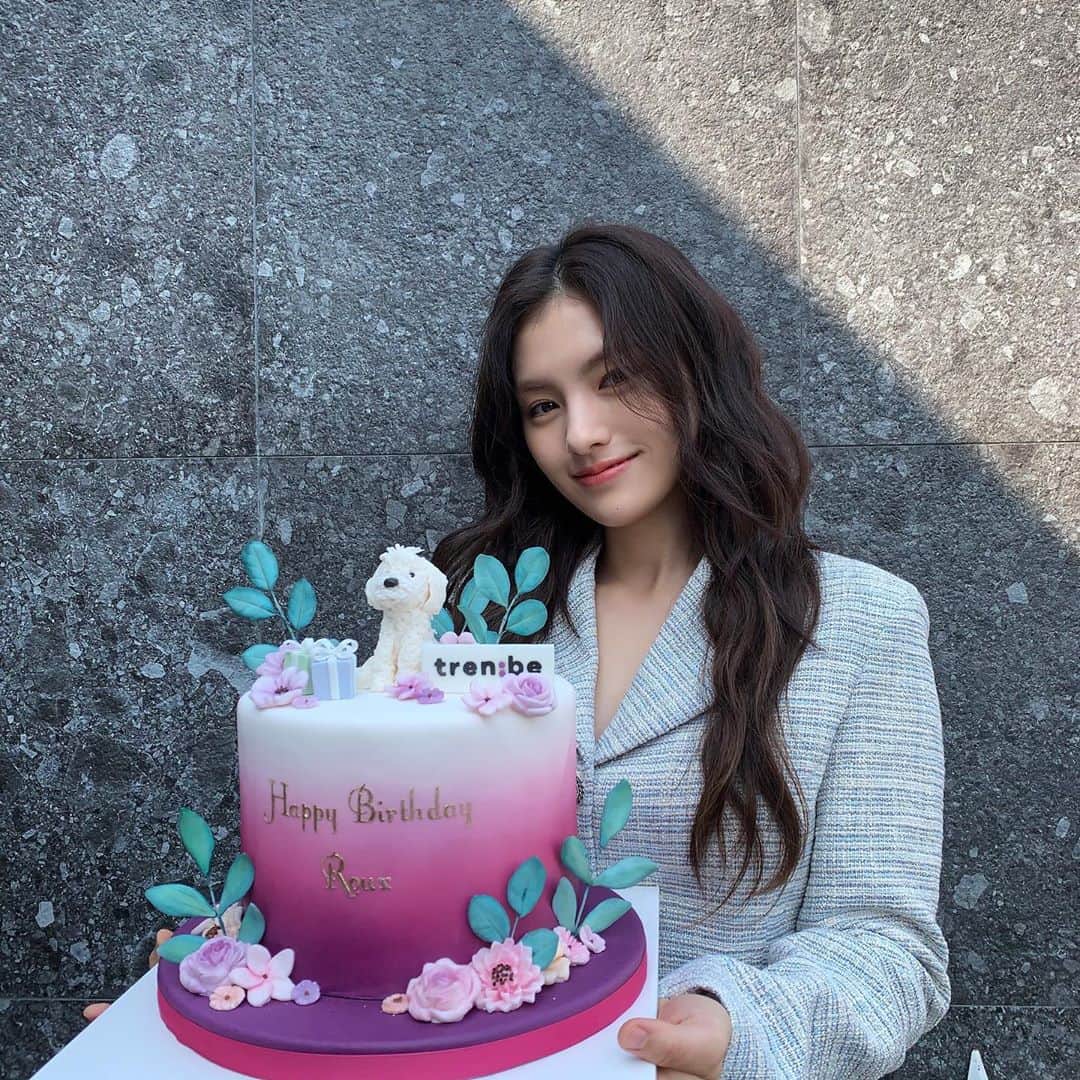 キム・ヨンジのインスタグラム：「김루의 생일🐾🍸🎂제가 광고 모델인 #트렌비 의 깜짝 선물!🥰🥰🥰🥰 감사합니다 @trenbe_official @sit_set_check」