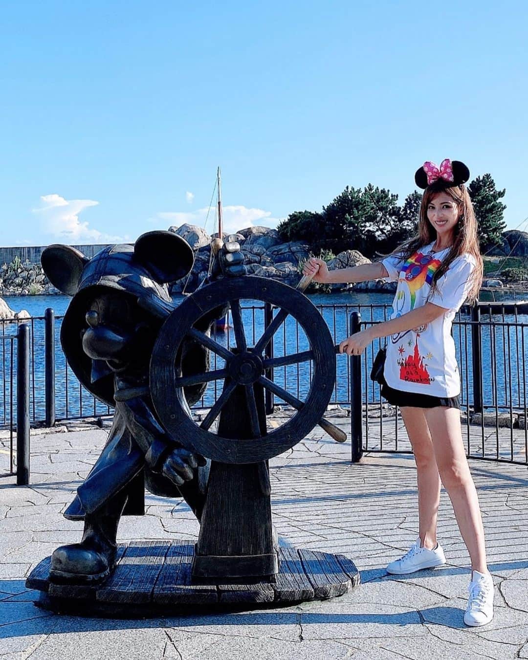 のインスタグラム：「Disney Sea🐠 ＊ ＊ ランドばっかりで、久しぶりにシーに行ったな💗 ・ クラッシュもご無沙汰してました🐢笑 ・ 実家に大きいのと普通のサイズのダッフィーいるけど、あの子達元気かな？？🧸 ・ ・ ・ #ディズニー #ディズニーシー #ディズニーコーデ #ディズニーカチューシャ #ミニーちゃん #夢の国 #子供に戻れる場所」