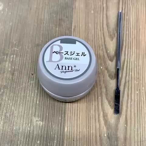 のインスタグラム：「AnnProfessionalクリアジェル比較✨ ミラーパウダーやマグネットパウダーが人気のAnnProfessional💗 クリアジェルもとても優秀なんです❗️ ・ 1枚目Ann Professional ベースジェル ２枚目Ann Professionalトップジェル ３枚目Ann Professionalマットコートジェル ４枚目Ann Professionalイクステンションジェル ５枚目：クリアジェル硬さ比較 ６枚目：トップジェル比較 ・ 左から：ノンワイプトップジェル トップジェル・マットコートジェル ・ また現在下記キャンペーンを現在行っています‼️ ✨Ann Professional ベースジェル  プレゼント キャンペーン✨ 10月19日(月)14：00～ Ann Professional　ベースジェル お試しキャンペーンスタート💗 ✨なくなり次第終了✨ オンラインショップにて5000円(税抜)以上商品をご購入いただきますとAnn Professional　ベースジェル1ｇをプレゼント(※おひとり様１個まで) ・ プレゼントをご希望の方はプレゼントコード【114566】をカートにいれてご注文をお願いいたします✨ ・ ※クーポンの入れ忘れにご注意ください。 この機会にぜひお試しください🙇‍♂️ ・ #アンプロフェッショナル #AnnProfessional #プレゼントキャンペーン  #ネイルアート #tat #nailshoptat #ティーエーティー #デザイン #リングラインネイル #cute #美甲 #トレンド #ネイルデザイン #naildesign #fashion #コーデ #ネイルパーツ #OOTD #kawaiifashion」
