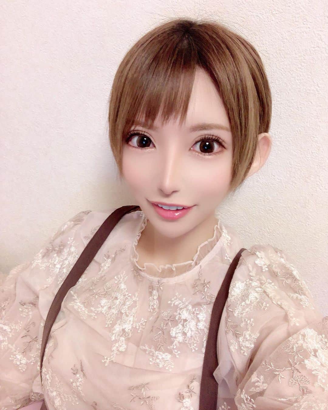 葉月七瀬のインスタグラム：「. この前、弟familyが 遊びに来た時の💕💕 . 姪っ子ちゃんと写メ撮った😍✨ いつもかわちい💖 溺愛してる姪っ子ちゃんからもらった お土産もったいなくて食べられない🥺 . この前とトップス被っちゃったけど 下はロンパース⭐️ . #family #姪っ子ちゃん  #いいね返し しちゃおうかな🧚🏻‍♀️」