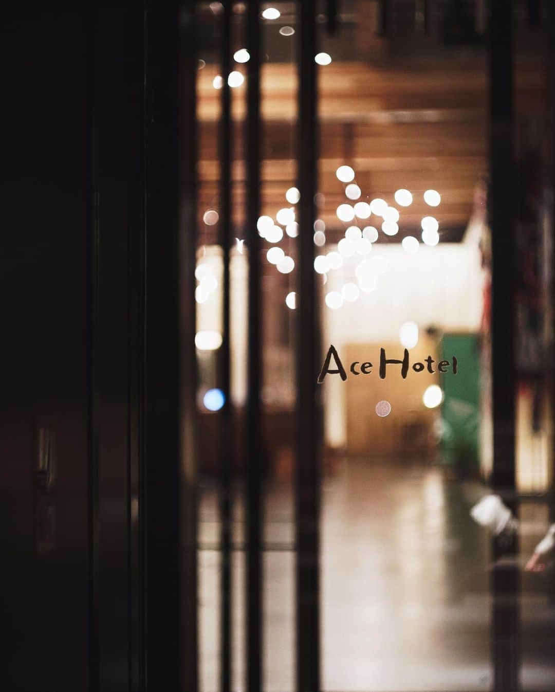 市川渚さんのインスタグラム写真 - (市川渚Instagram)「Well-designed environment, excerent service #AceHotelKyoto 🤍﻿ ﻿ ﻿ ﻿ 今回京都で宿泊したのはアジア初のACE HOTELである #ACEHOTELKYOTO 。﻿ ﻿ パブリックエリアとそうではないエリアがうまく分けられていて、ACE HOTELらしい賑やかなロビーエリアに対し、宿泊者しか入れないエリアはとても静かでしっとり大人な雰囲気（時期的に人が少なかっただけかもしれないけれど……）。﻿ ﻿ 我々が泊まった新風館の保存棟側にあるヒストリックルームは天井が高く、大きな格子の窓が素敵で、ワークデスクもひろびろしているので、お部屋にこもって仕事するのもあり🙆‍♀️置いてあったレコードは何故か聖子ちゃんでありました。﻿ ﻿ 併設のSTUMPTOWN COFFEE ROASTERSのコーヒーを飲みながらロビーで仕事をしていたら、東京から来ていた昔の会社の同僚とばったり会ったり。スタッフさんのサービスもカジュアルすぎず、程よい距離感と気配りで、3泊4日、とても気持ちよく過ごせました。﻿ ﻿ 唯一の後悔は新風館の中庭をのぞむガラス張りのジムを使う機会がなかったことかな。次は別のお部屋にも泊まってみたい😌」10月20日 16時18分 - nagiko
