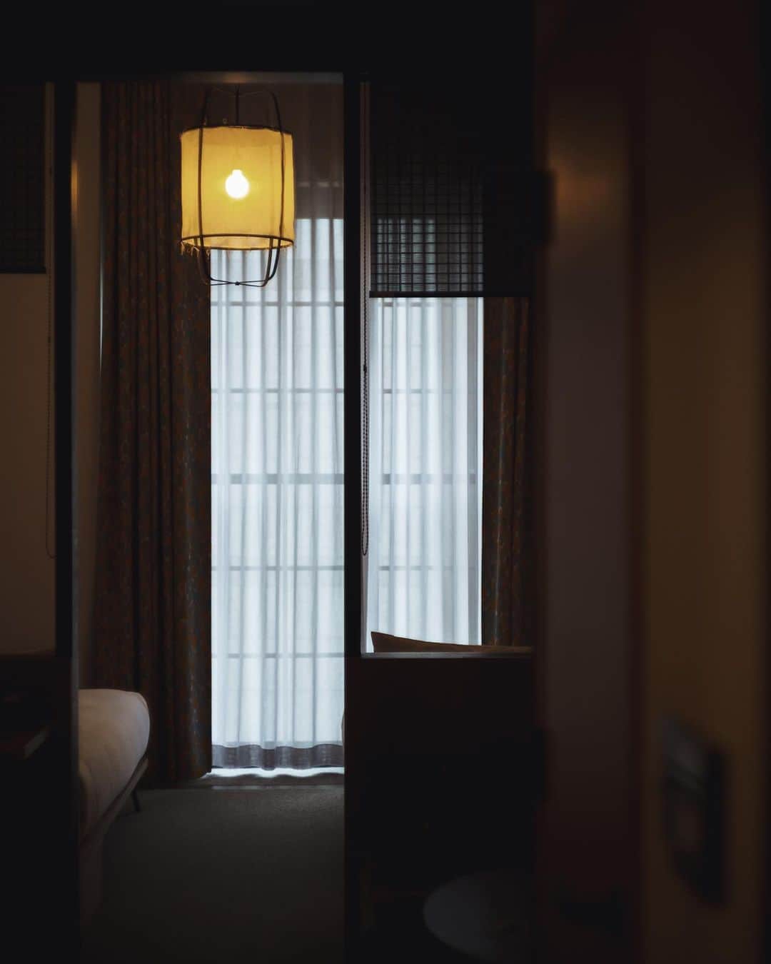 市川渚のインスタグラム：「Well-designed environment, excerent service #AceHotelKyoto 🤍﻿ ﻿ ﻿ ﻿ 今回京都で宿泊したのはアジア初のACE HOTELである #ACEHOTELKYOTO 。﻿ ﻿ パブリックエリアとそうではないエリアがうまく分けられていて、ACE HOTELらしい賑やかなロビーエリアに対し、宿泊者しか入れないエリアはとても静かでしっとり大人な雰囲気（時期的に人が少なかっただけかもしれないけれど……）。﻿ ﻿ 我々が泊まった新風館の保存棟側にあるヒストリックルームは天井が高く、大きな格子の窓が素敵で、ワークデスクもひろびろしているので、お部屋にこもって仕事するのもあり🙆‍♀️置いてあったレコードは何故か聖子ちゃんでありました。﻿ ﻿ 併設のSTUMPTOWN COFFEE ROASTERSのコーヒーを飲みながらロビーで仕事をしていたら、東京から来ていた昔の会社の同僚とばったり会ったり。スタッフさんのサービスもカジュアルすぎず、程よい距離感と気配りで、3泊4日、とても気持ちよく過ごせました。﻿ ﻿ 唯一の後悔は新風館の中庭をのぞむガラス張りのジムを使う機会がなかったことかな。次は別のお部屋にも泊まってみたい😌」