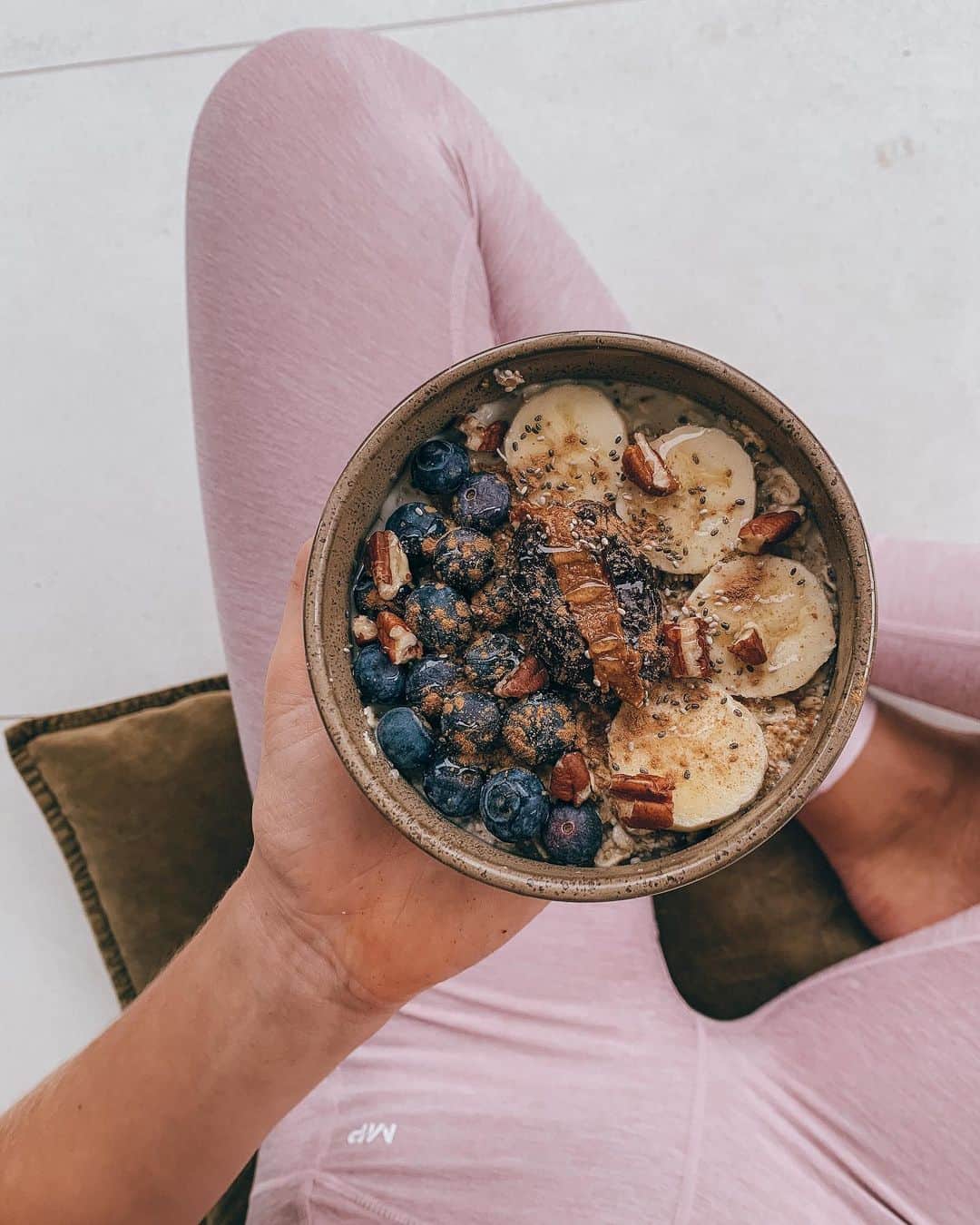 Zanna Van Dijkさんのインスタグラム写真 - (Zanna Van DijkInstagram)「I don’t know about you guys, but for me these colder days mean porridge season has officially begun 🍁 AD Today I tucked into this yummy bowl of goodness: oats cooked with @myvegan blueberry cinnamon protein and chia seed, topped with banana, blueberries, chopped pecans, cinnamon and a juicy date stuffed with almond butter - the actual autumnal dream 👌🏼 Who else is loving warming porridge bowls right now? Let me know your favourite warming flavour combo in the comments 🥰  Use the code ZANNA for a hefty discount @myvegan ❤️ #porridgebowl #porridgelover #porridgepassion #porridgeporn #oatsforbreakfast #oatspiration #breakfasttime」10月20日 16時22分 - zannavandijk