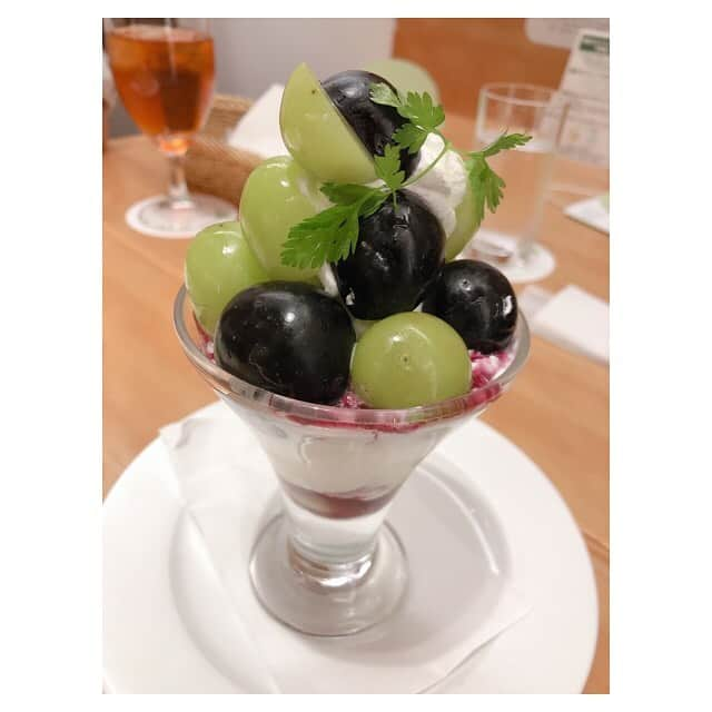 早乙女わかばさんのインスタグラム写真 - (早乙女わかばInstagram)「.﻿ 🍇食欲の秋🍇﻿ ﻿ おしとやかに食べる振りして…﻿ ﻿ 〝がぶり！！！！！〟﻿ ﻿ 大胆にかぶりつきました。﻿ ﻿ 2種のぶどうパフェ&サンドイッチ﻿ 🍇シャインマスカット&ナガノパープル﻿ ﻿ 美味しーい🤤💕﻿ ﻿ お知り合いからも﻿ ナガノパープル🍇を頂きました🥰﻿ ﻿ 食欲の秋シリーズ続きます😋﻿ ﻿ #食欲の秋﻿ #ナガノパープル﻿ #シャインマスカット﻿ #千疋屋」10月20日 16時22分 - s_wakaba.94