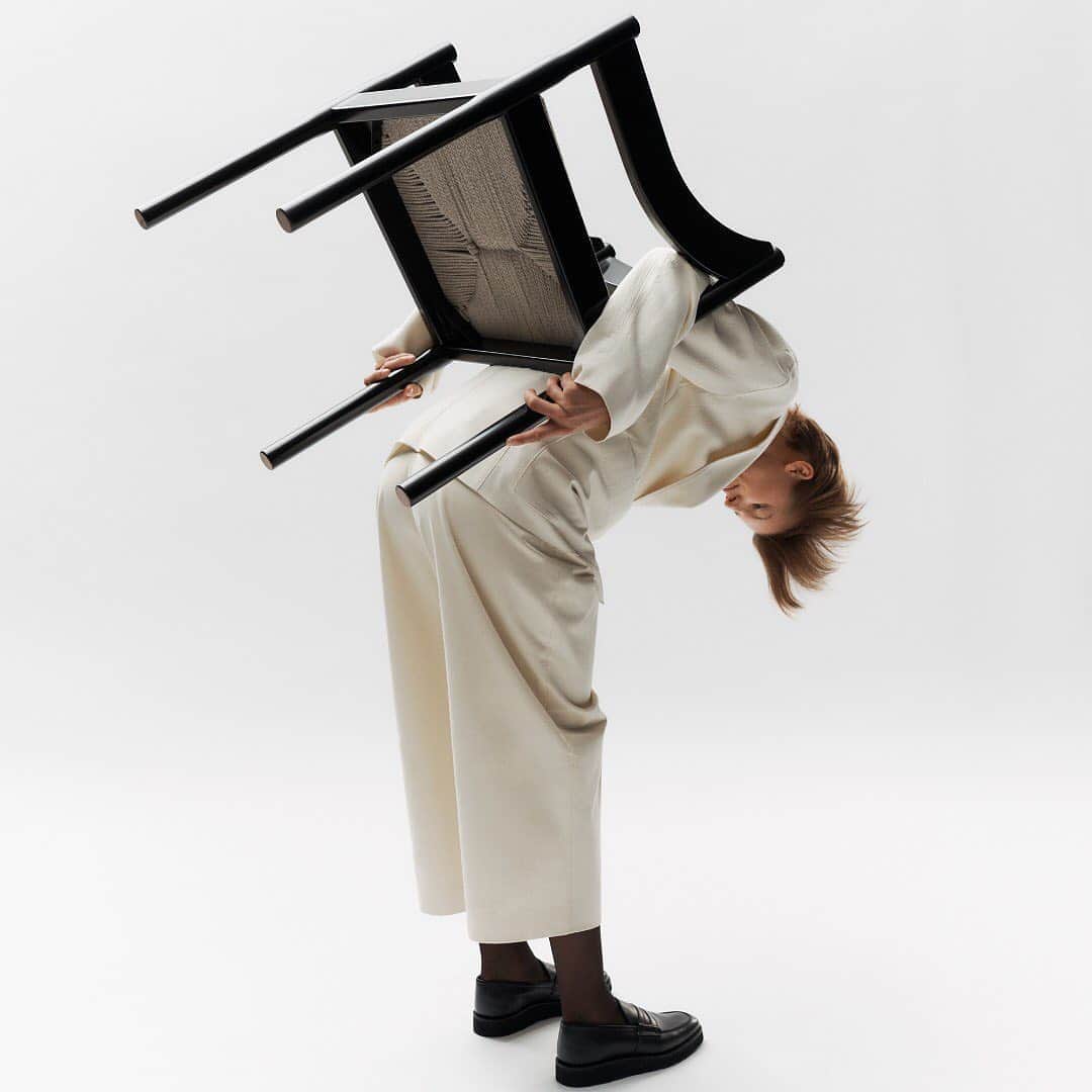 フリッツハンセンさんのインスタグラム写真 - (フリッツハンセンInstagram)「This @Kinfolk partnership is all about the Carimate chair and its graphic strength  Concept & Art Direction by @kinfolk. Photography by @sarahblais. Styling by @monikatatalovic. Hair & Makeup by @sabinasimmelhag. Model: @madeleine_blomberg. Words by Harriet Fitch Little.  Discover more via link in bio  #fritzhansen #carimate #vicomagistretti #interiordesign #chairs #designchair #livingroomdesign #diningroomfurniture #프리츠한센  #フリッツハンセン」10月20日 16時28分 - fritzhansen